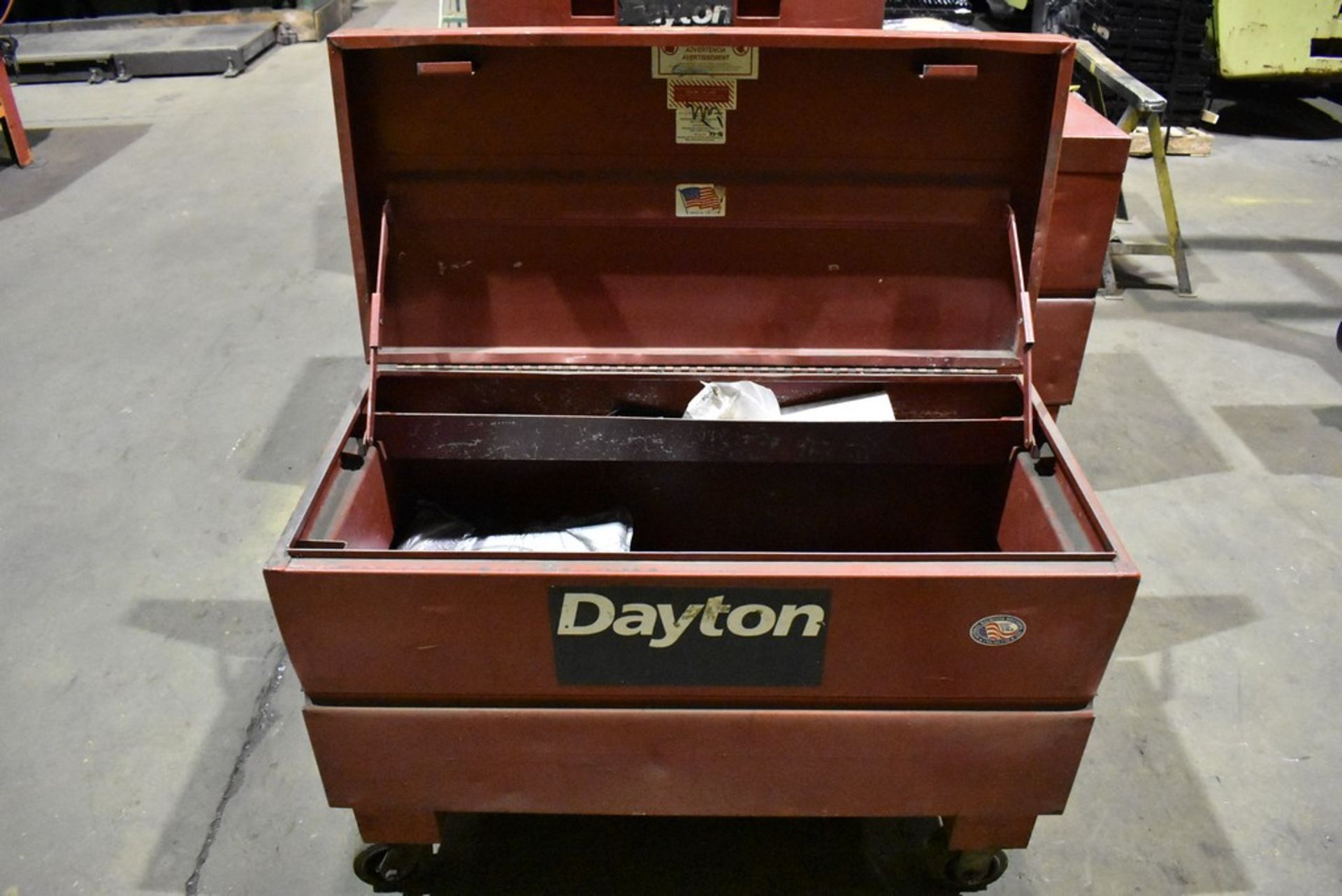 DAYTON PORTABLE JOB BOX 42" X 20" X 32" - Image 2 of 3