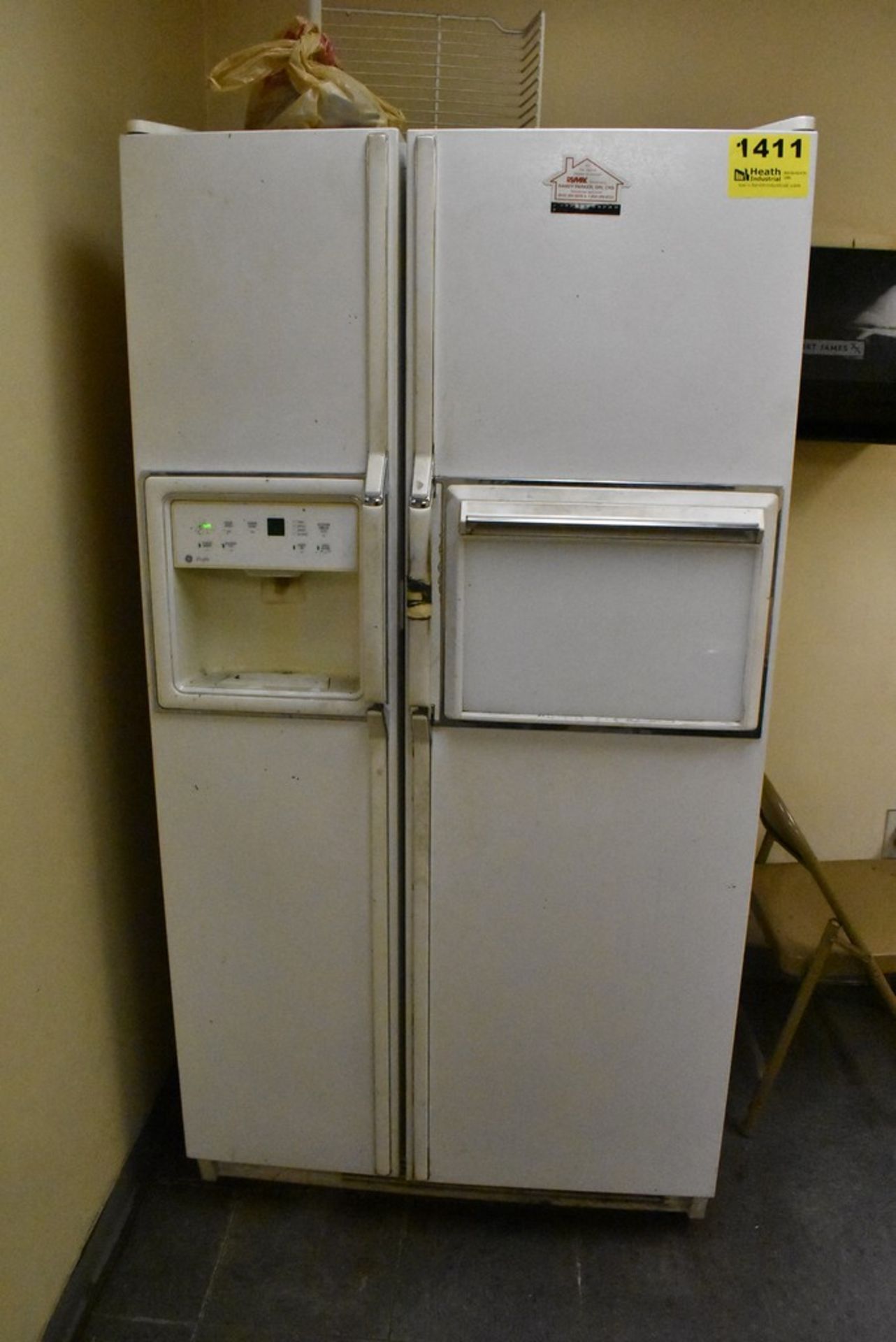 GE SIDE BY SIDE REFRIGERATOR FREEZER, ICE & WATER IN DOOR