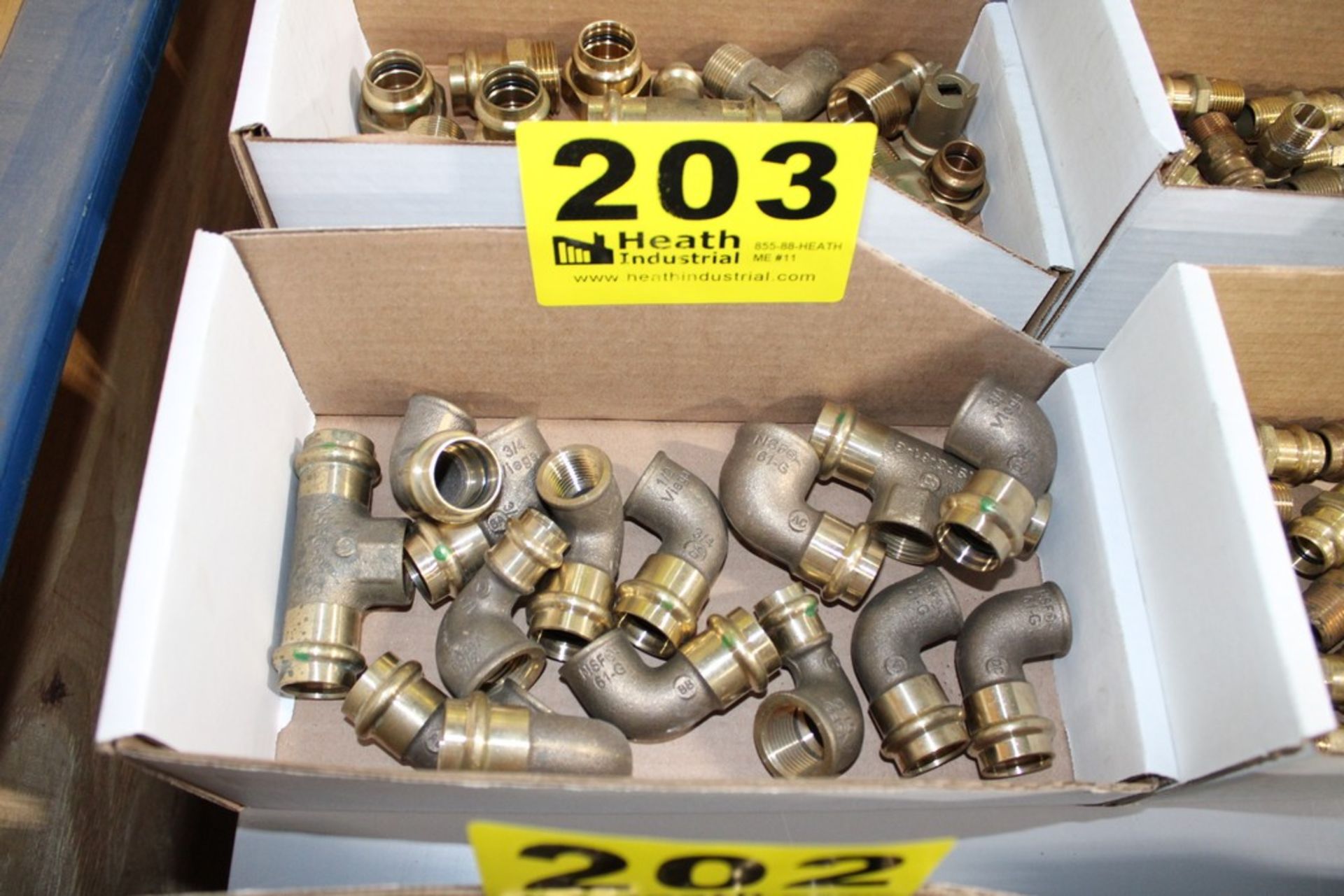 ASSORTED BRASS PIPE FITTINGS IN BOX