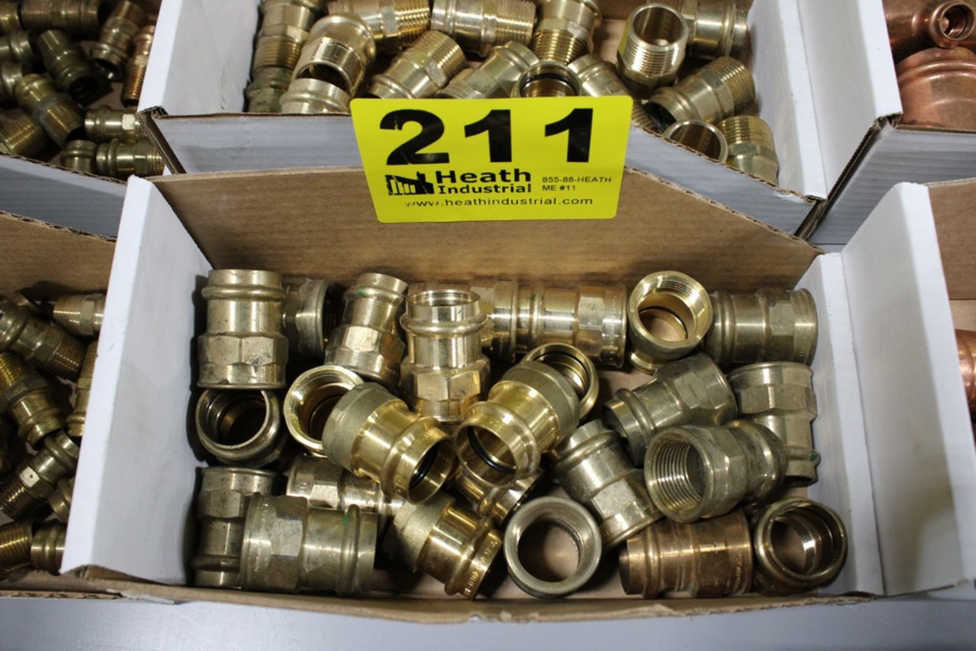 ASSORTED BRASS PIPE FITTINGS IN BOX