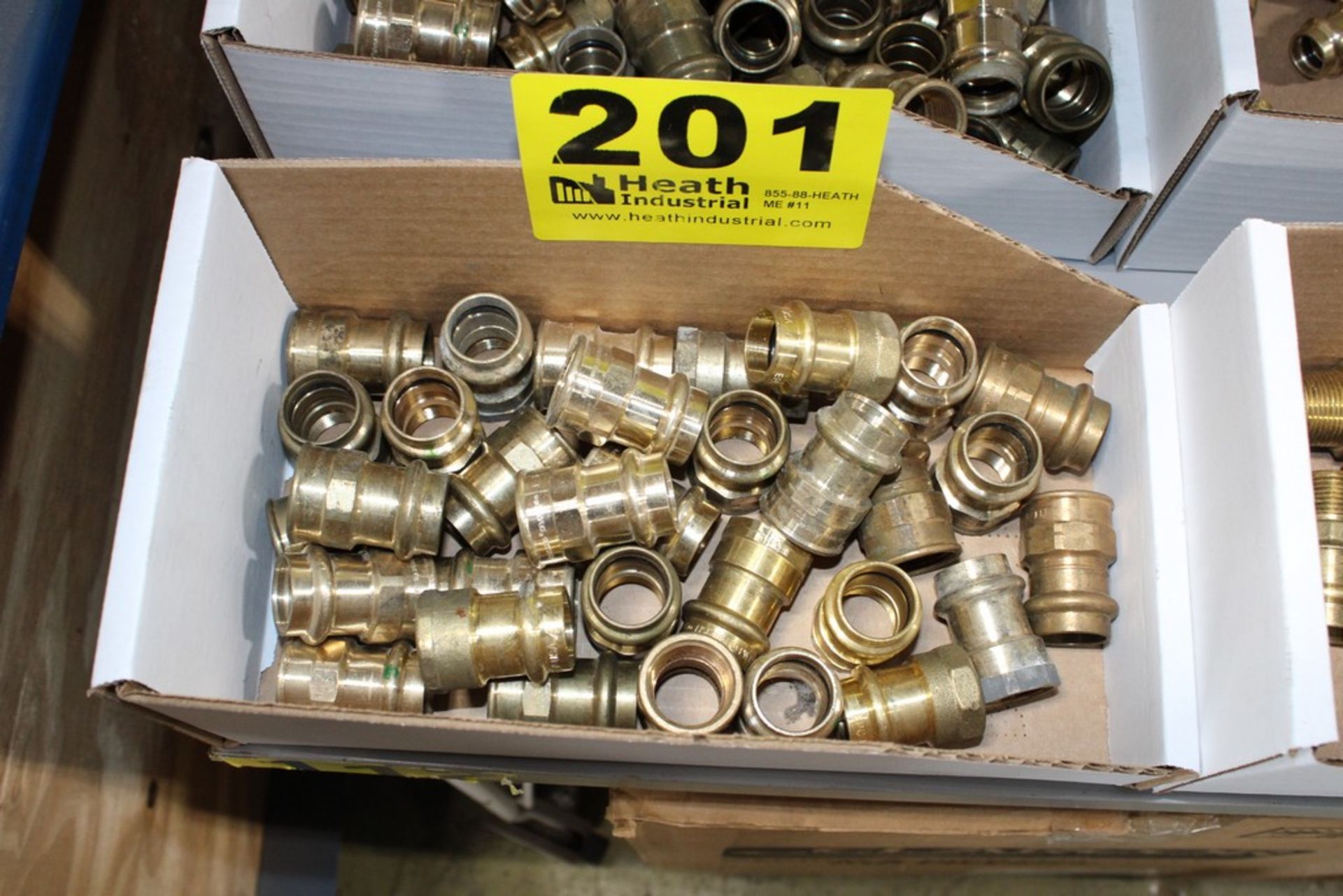 ASSORTED BRASS PIPE FITTINGS IN BOX