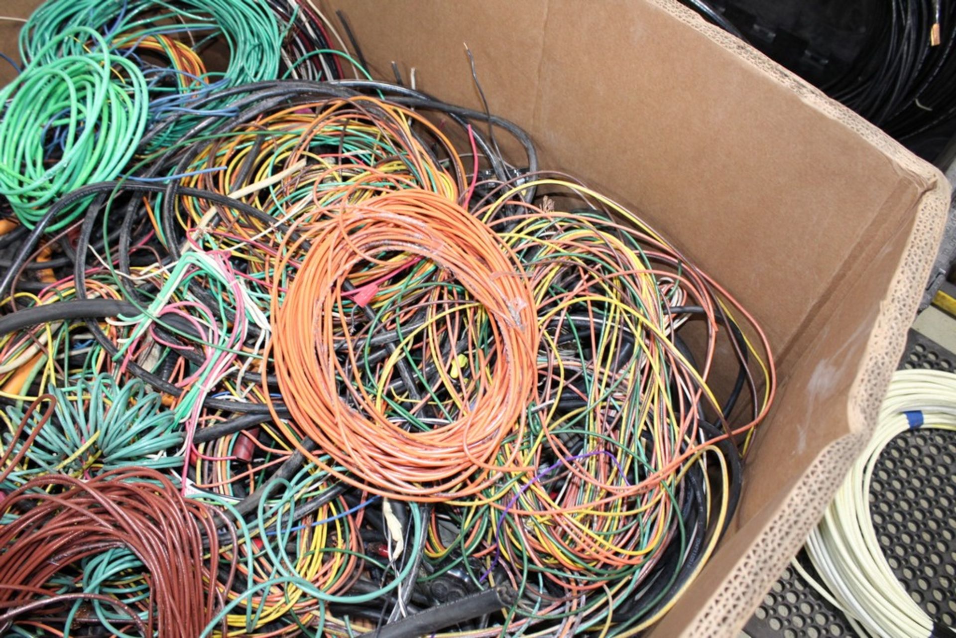 LARGE QUANTITY OF SCRAP WIRE IN CARDBOARD GAYLORD - Image 3 of 4