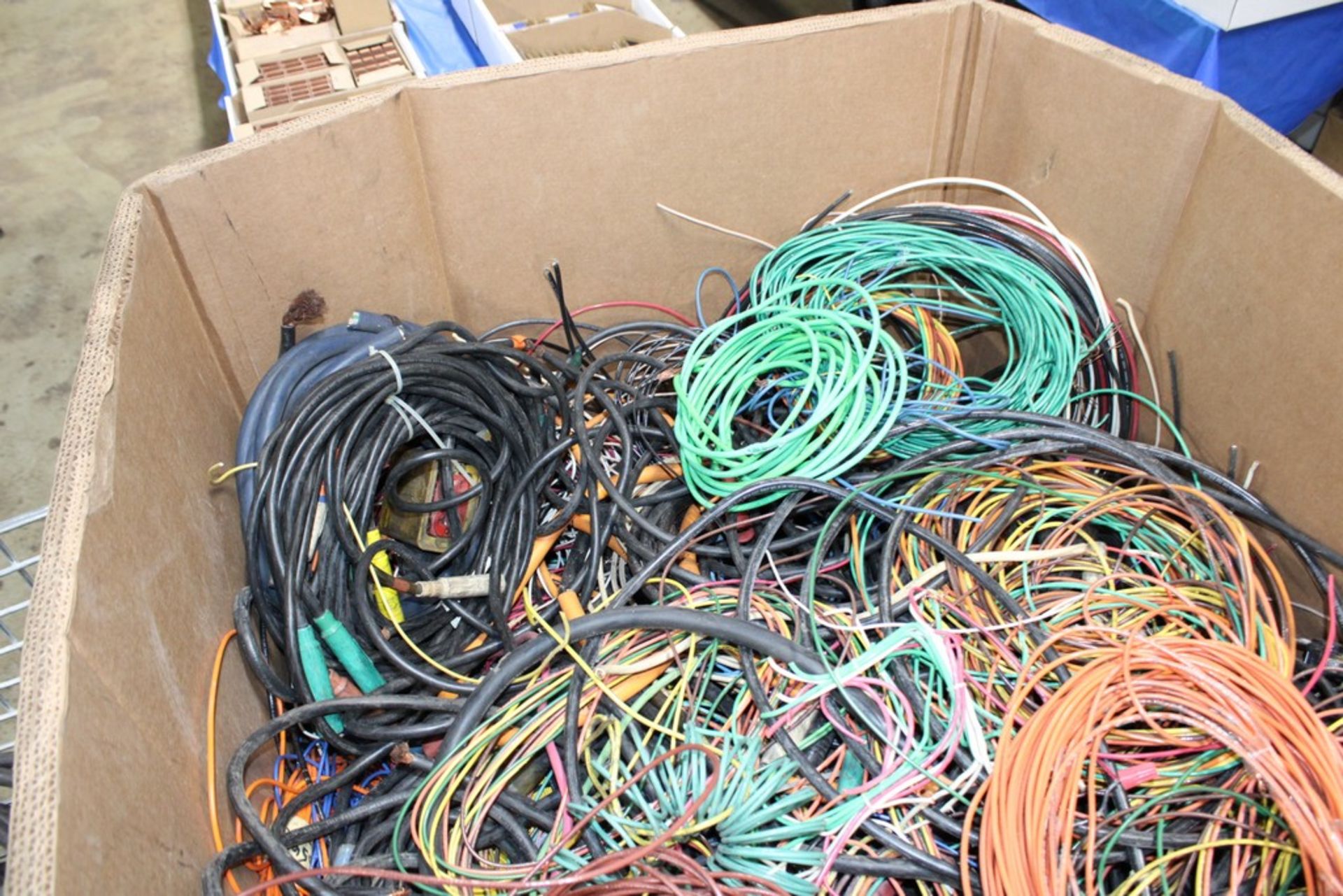 LARGE QUANTITY OF SCRAP WIRE IN CARDBOARD GAYLORD - Image 2 of 4