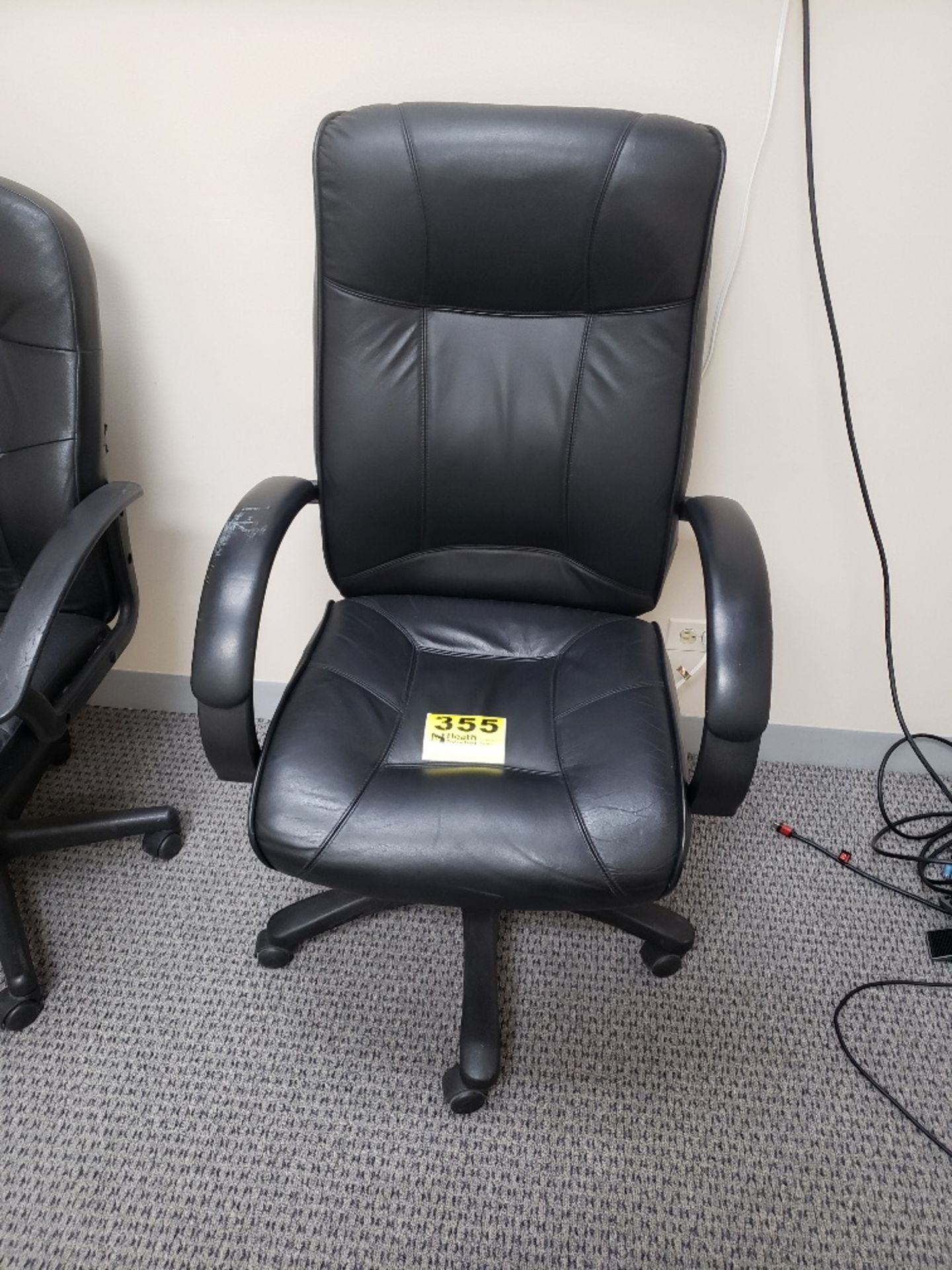 BLACK EXECTUTIVE CHAIR