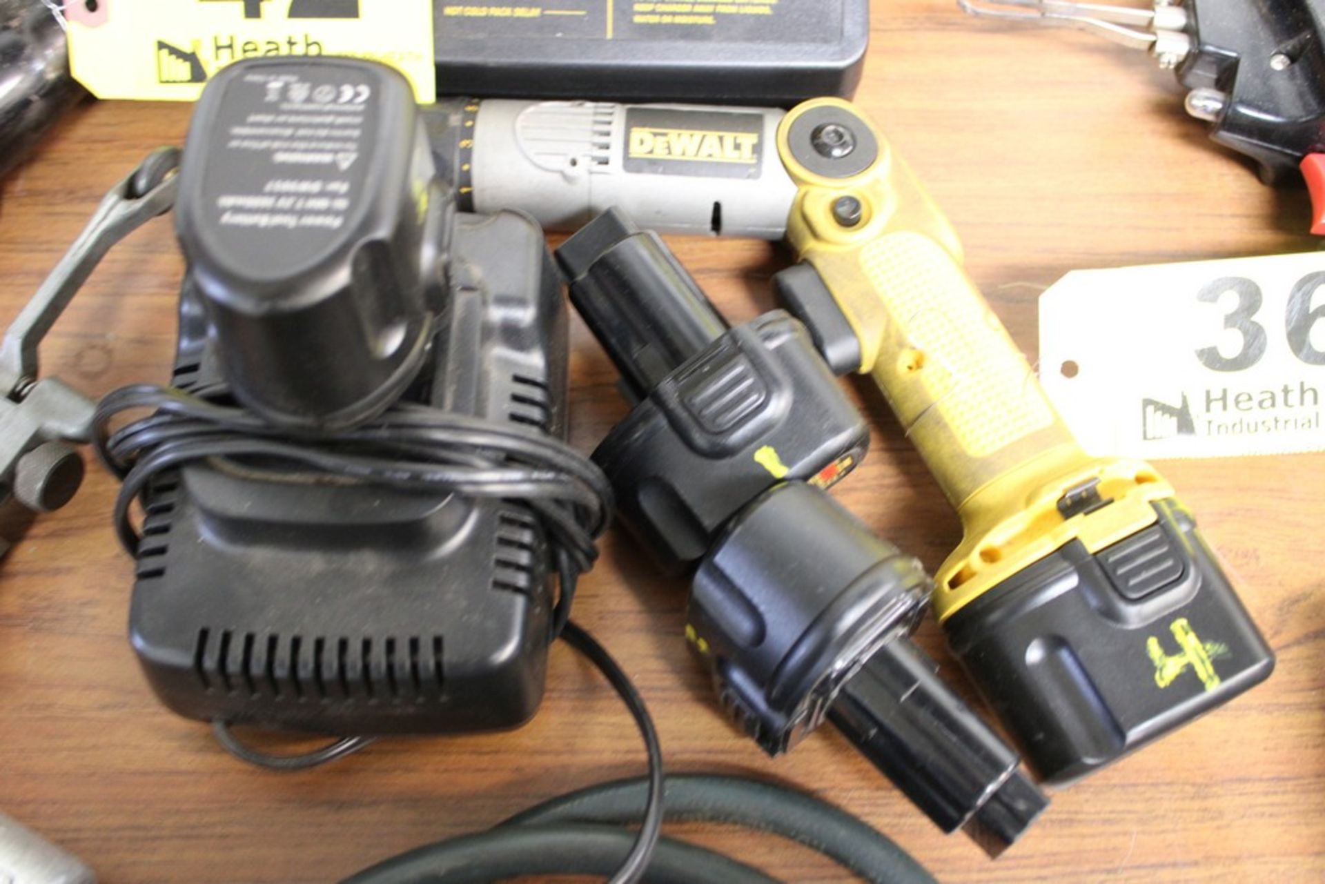 DEWALT MODEL DW920 HEAVY DUTY CORDLESS SCREWDRIVER WITH (4) BATTERIES & CHARGER
