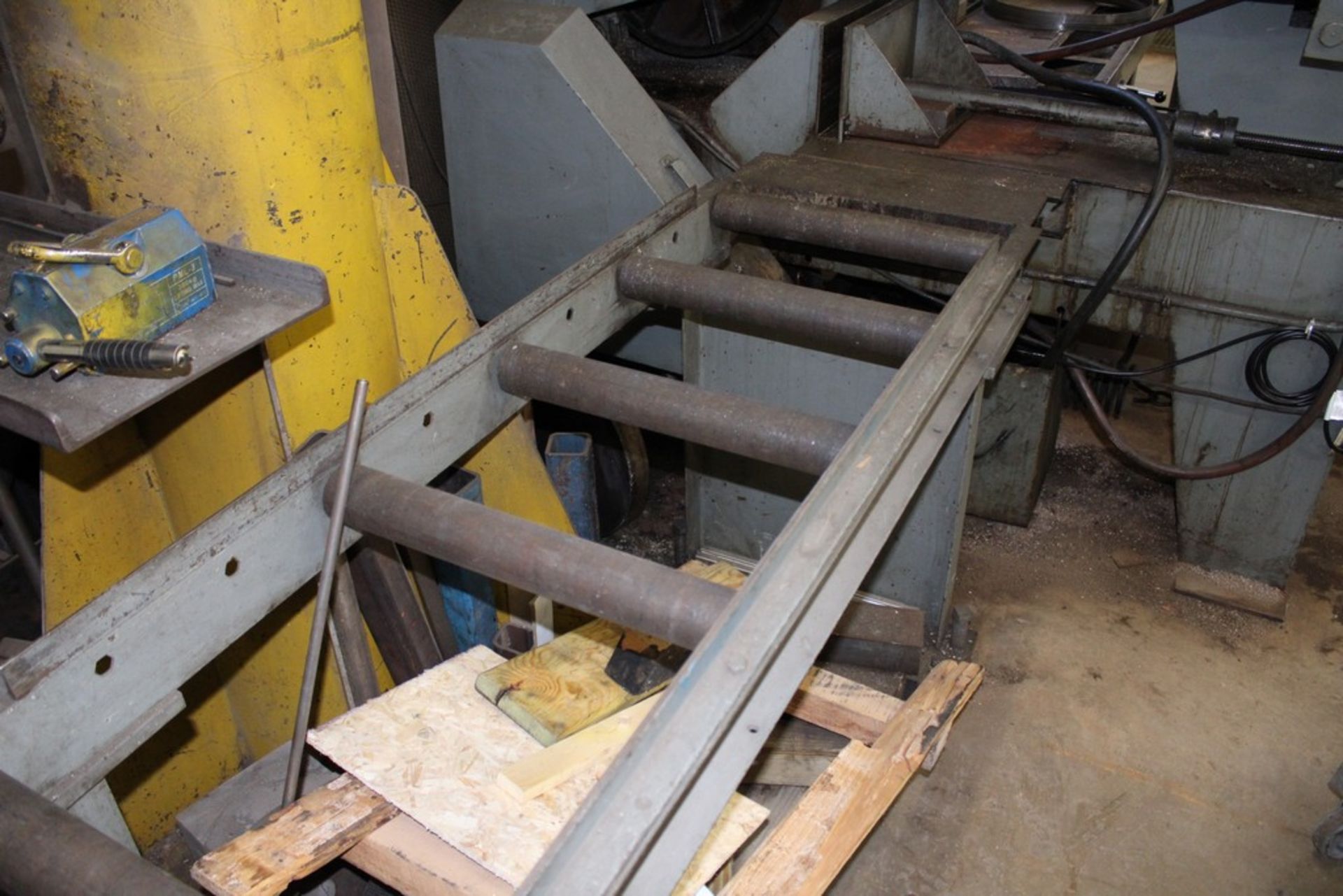 DOALL MODEL C-6 HORIZONTAL BAND SAW, S/N 207-62253, HYDRAULIC TABLE STOP, ROLLER CONVEYOR - Image 2 of 6