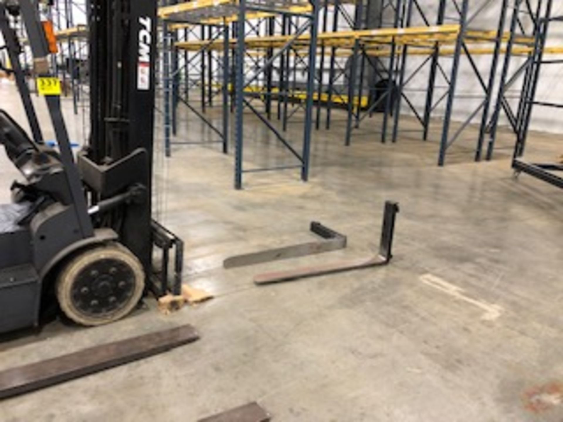 TCM PRO-CG 4,500 LB. LPG FORKLIFT TRUCK: TRIPE MAST, 4' FORKS, SIDE SHIFTER - Image 2 of 2