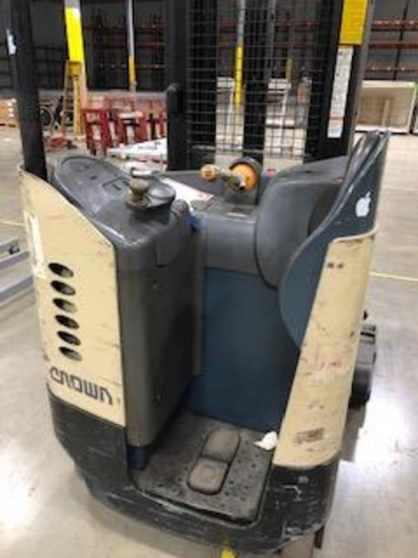 CROWN RR 5200 SEWRIES 3,500 LB. ELECTRIC HIGH STACKER: S/N 1A253749, CHARGER, 20' MAX. HT APP - Image 3 of 4