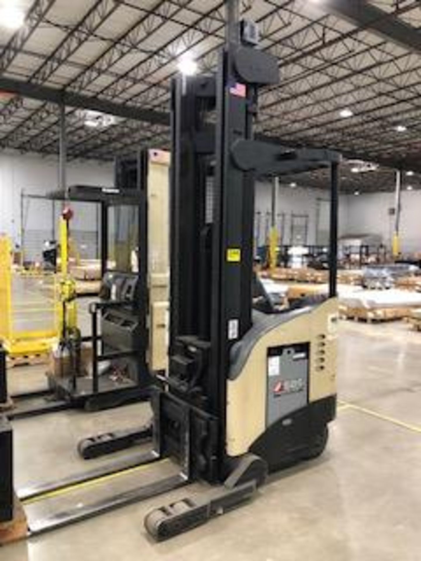 CROWN RR 5200 SEWRIES 3,500 LB. ELECTRIC HIGH STACKER: S/N 1A253749, CHARGER, 20' MAX. HT APP