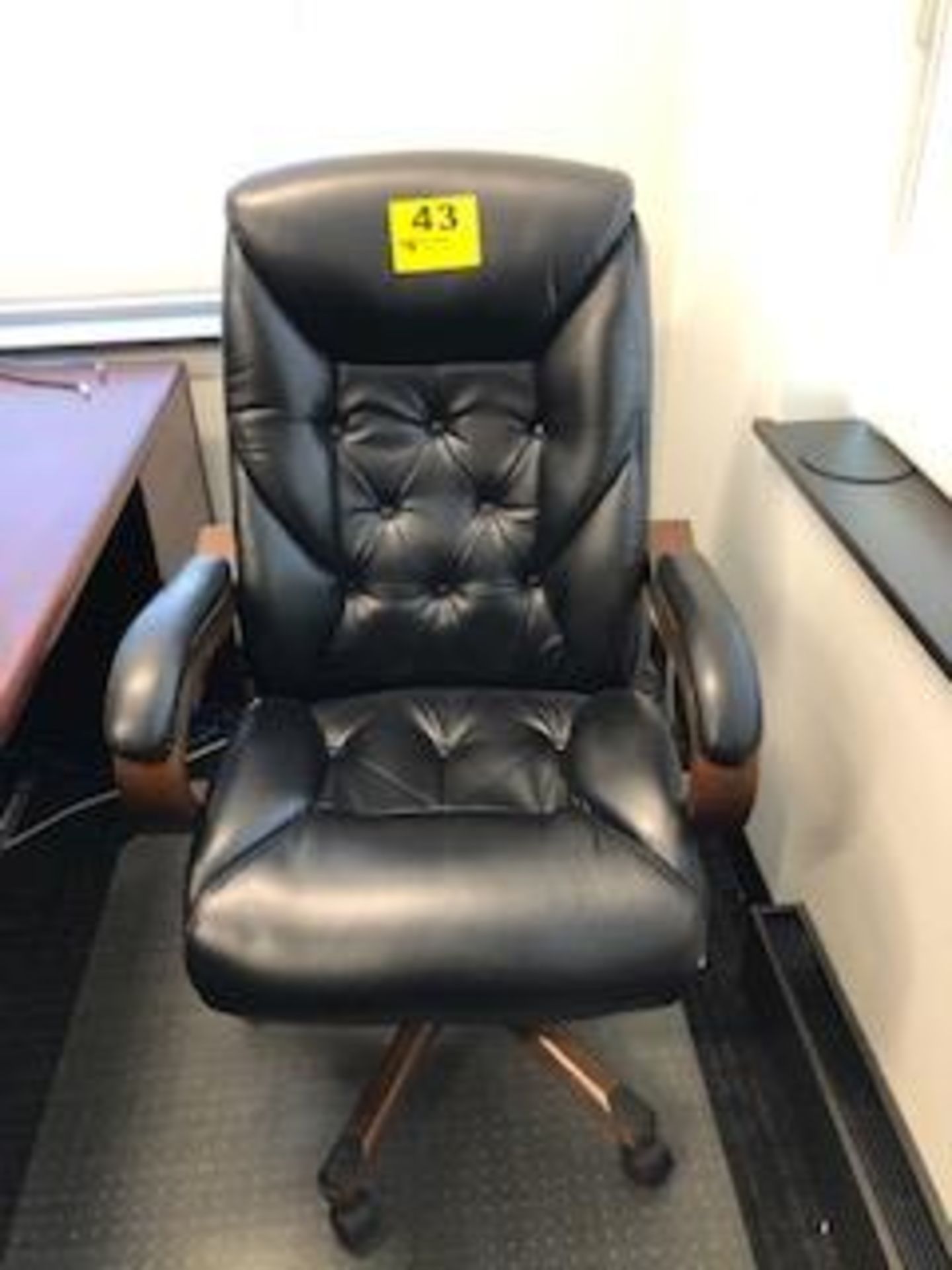 BLACK EXECUTIVE CHAIR