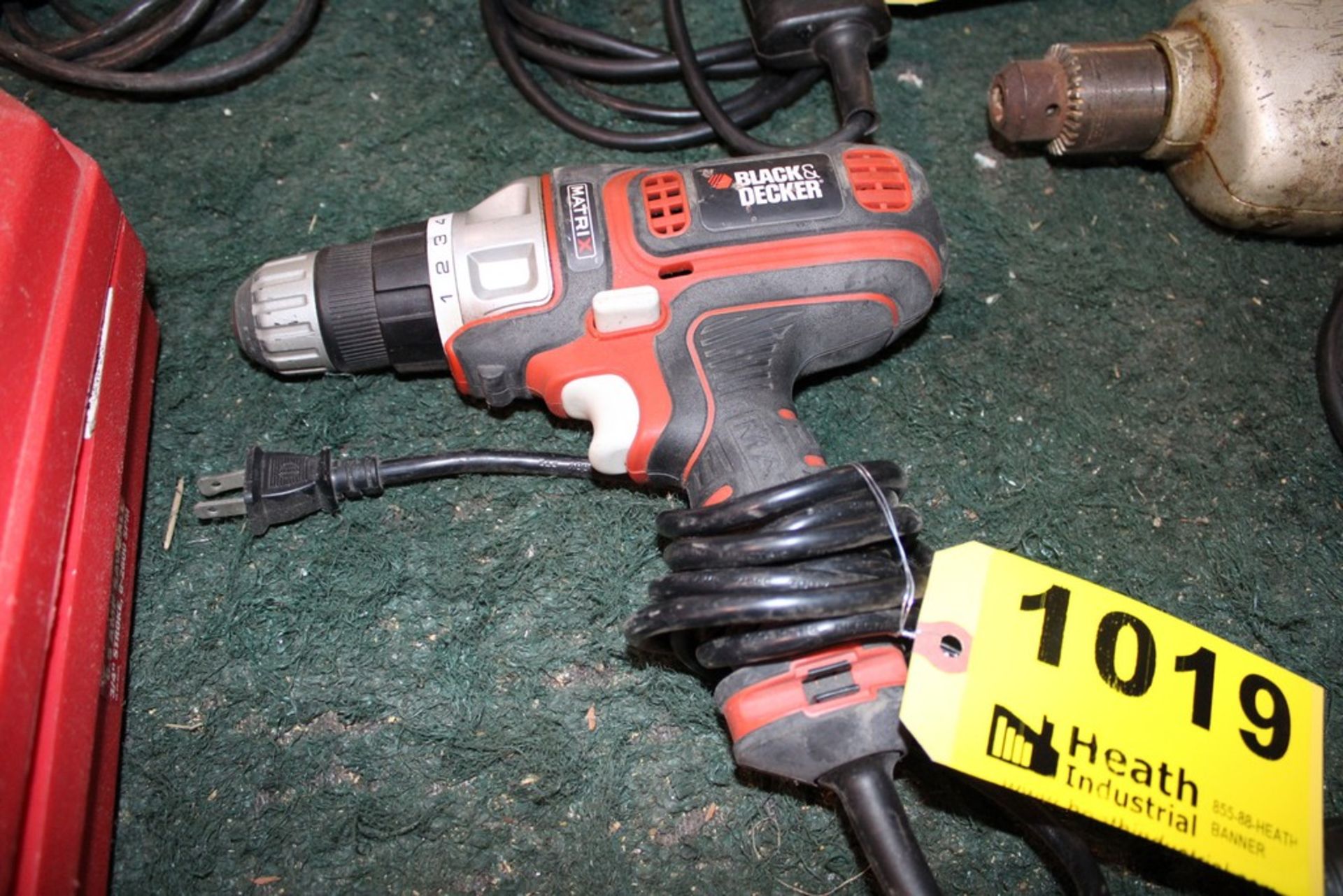 BLACK & DECKER 3/8" DRILL WITH KEYLESS CHUCK