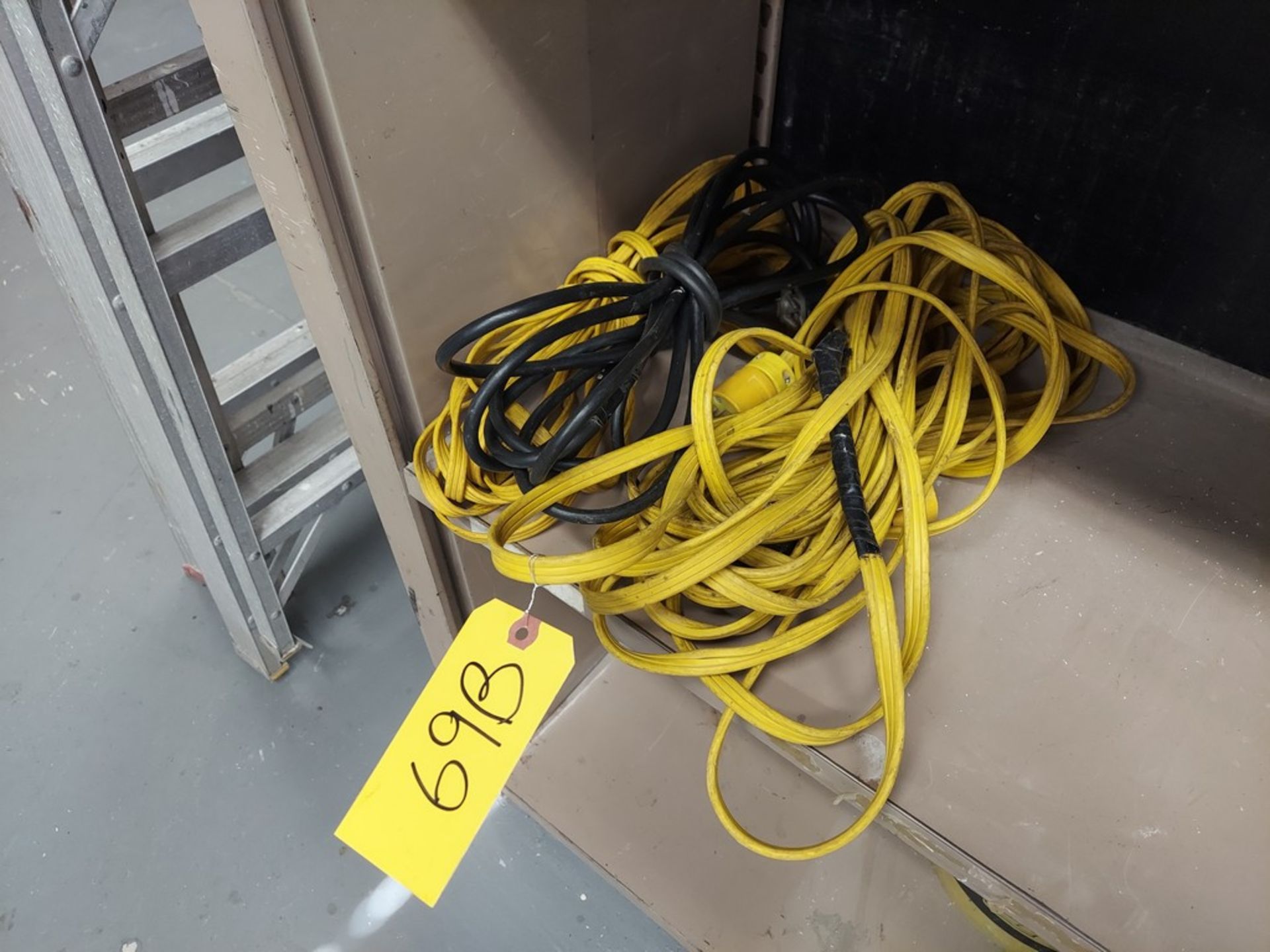 ASSORTED ELECTRICAL EXTENSION CORDS