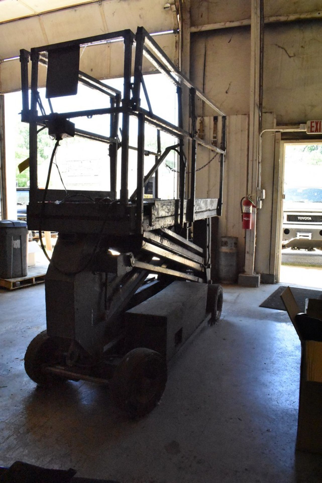 BURKE ELECTRIC SCISSOR LIFT, NEEDS BATTERIES - Image 3 of 3