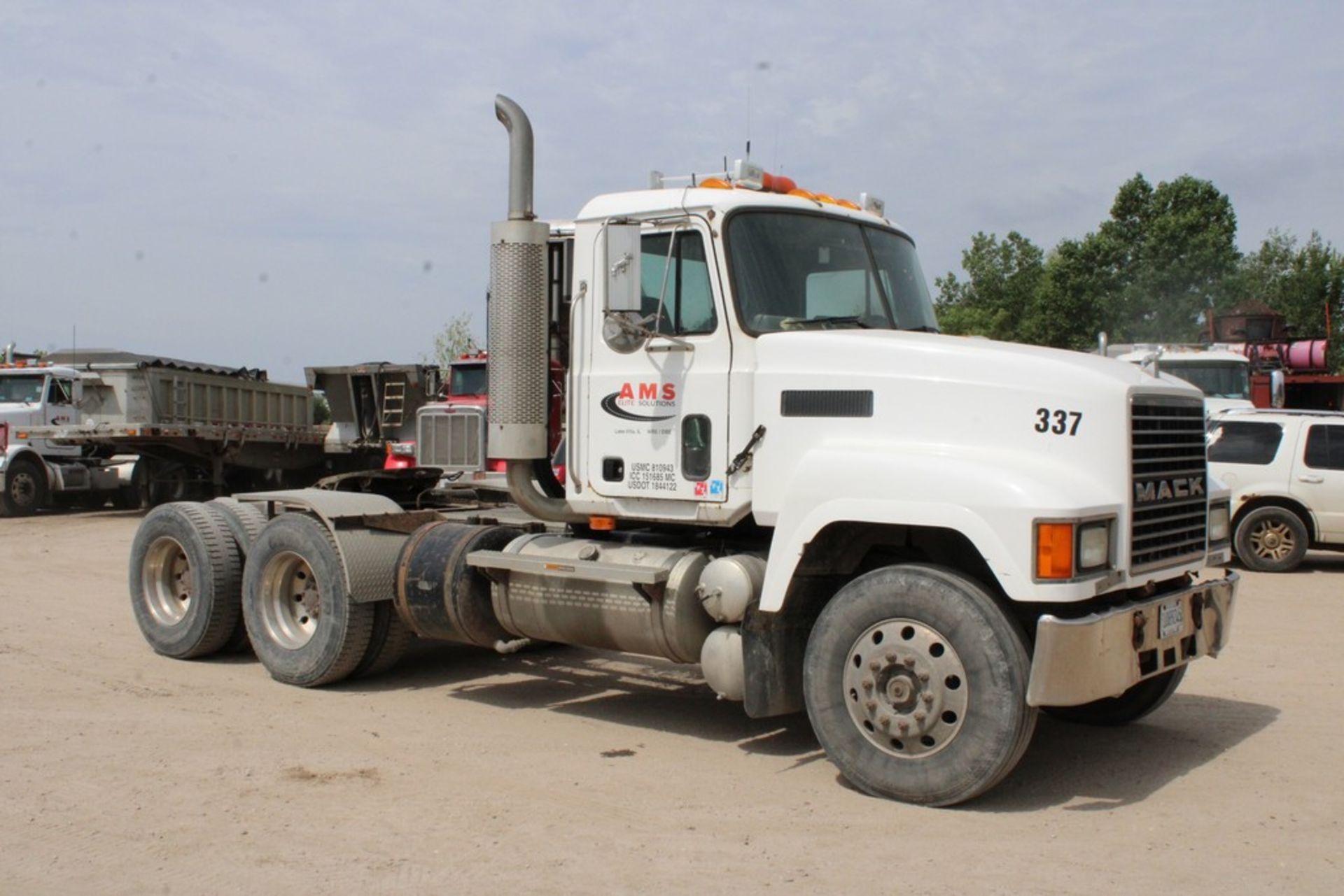 2000 MACK CH613 TRUCK TRACTOR VIN 1M2AA18Y8YW122837, MACK 427 DIESEL, 8 SPEED, TANDEM AXLE, WET KIT, - Image 2 of 32