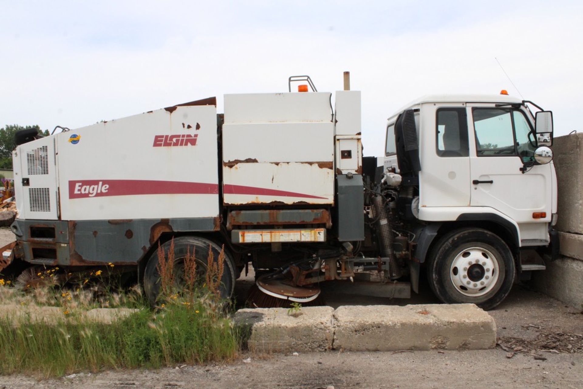 PARTS TRUCK: 2008 NISSAN MODEL 2D3300 ELGIN EAGLE SERIES F STREET SWEEPER, VIN JNAPC81L69AC75115, - Image 2 of 31