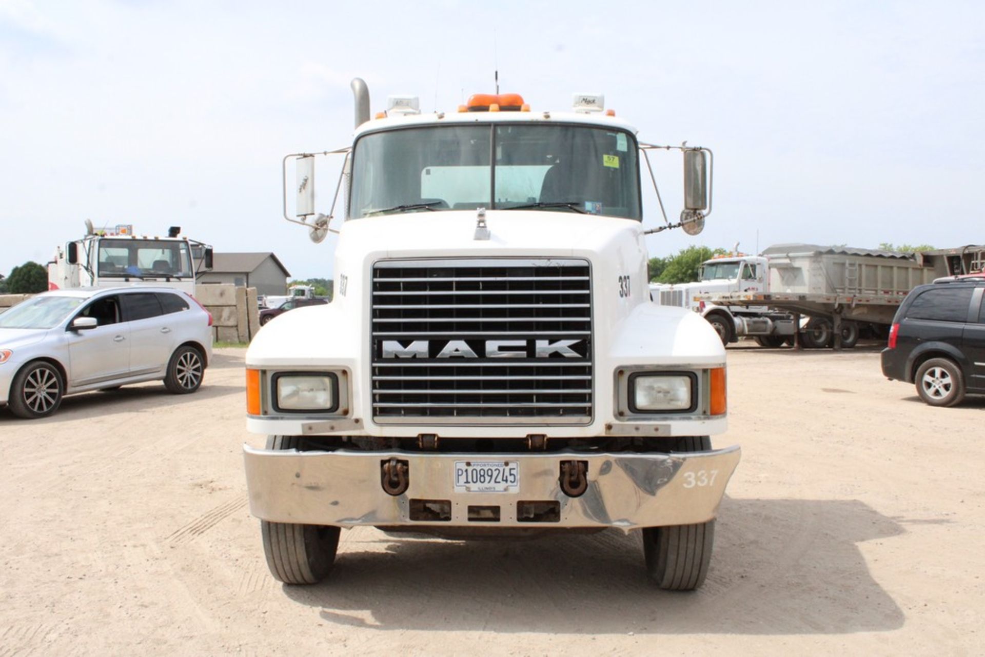 2000 MACK CH613 TRUCK TRACTOR VIN 1M2AA18Y8YW122837, MACK 427 DIESEL, 8 SPEED, TANDEM AXLE, WET KIT, - Image 3 of 32