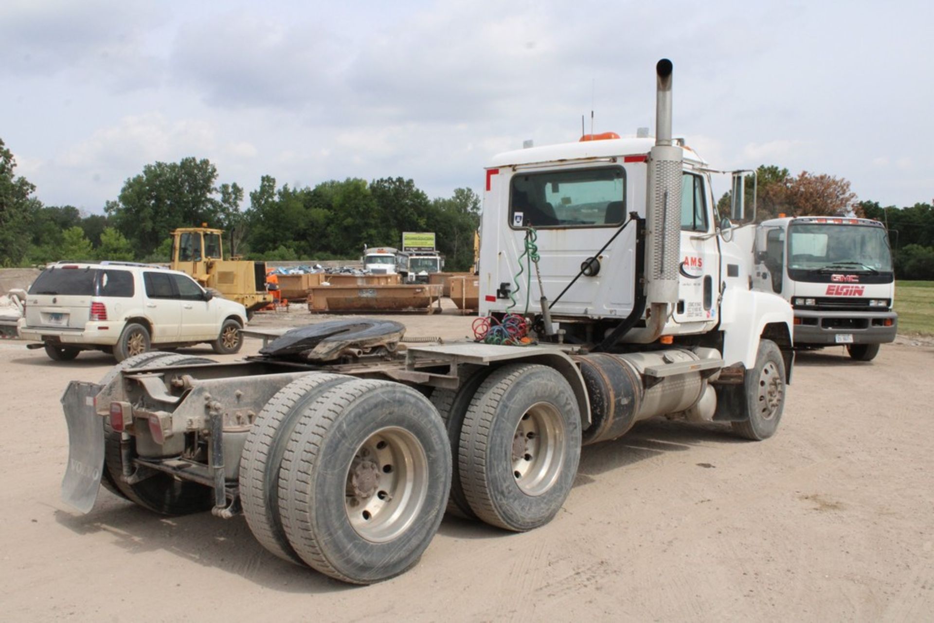 2000 MACK CH613 TRUCK TRACTOR VIN 1M2AA18Y8YW122837, MACK 427 DIESEL, 8 SPEED, TANDEM AXLE, WET KIT, - Image 4 of 32