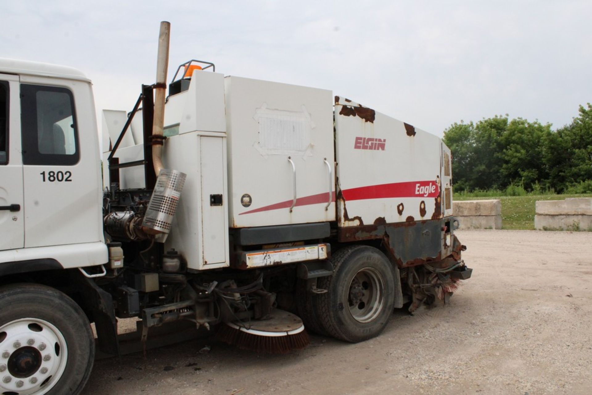 2009 NISSAN MODEL UD3300 ELGIN EAGLE SERIES F STREET SWEEPER, VIN JNAPC81L98AE70195, S/N F26030 10/ - Image 4 of 29