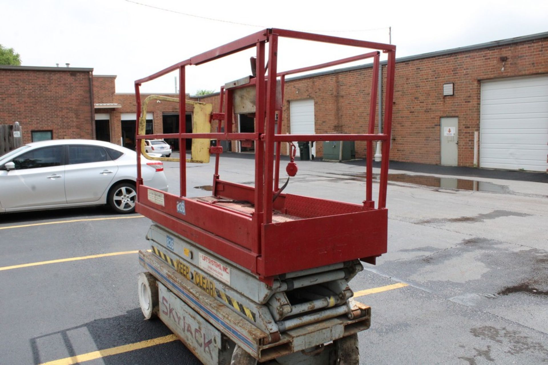 SKYJACK MODEL 3220 SCISSOR LIFT, 20 FT PLATFORM HEIGHT, 800LB. CAP. S/N 60183, MANUFACTURED 7/90 - Image 4 of 6