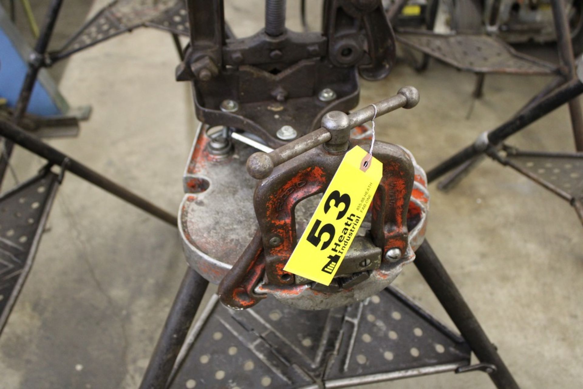 RIDGID NO. 40A TRI-STAND WITH (2) VISES - Image 3 of 3