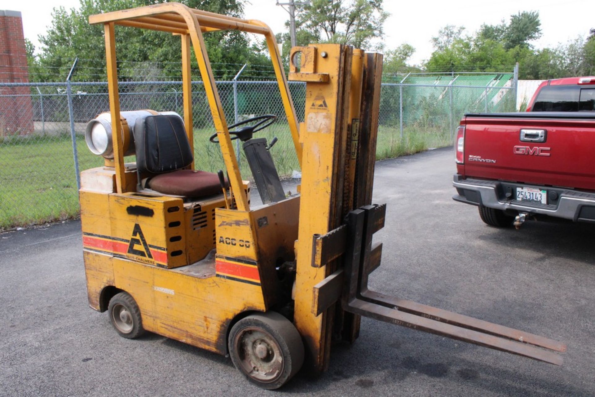 ALLIS-CHALMERS MODEL ACC-30 LP FORKLIFT, 3,000LB. LIFT CAPACITY, 42" FORKS, 150" REACH, 4046 HOURS - Image 2 of 9