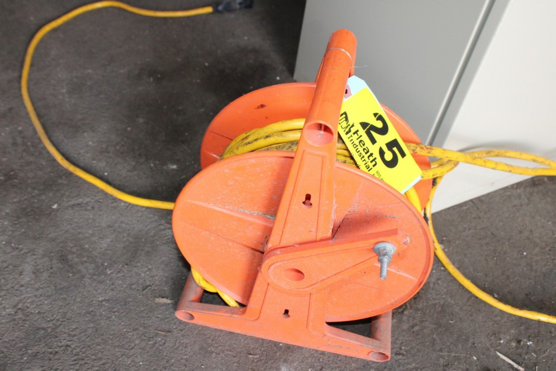 HEAVY DUTY EXTENSION CORD ON ROLL CARRIER