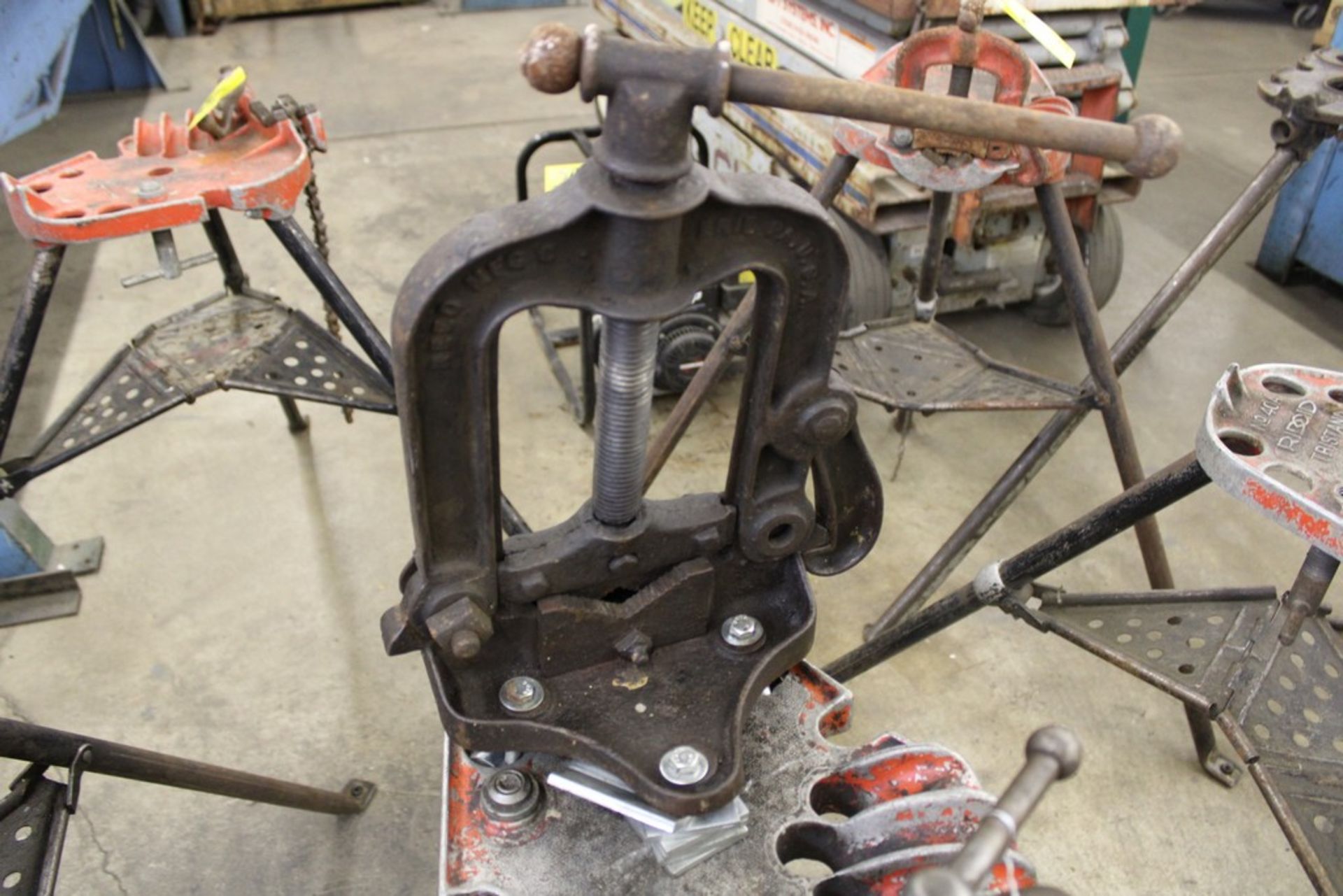 RIDGID NO. 40A TRI-STAND WITH (2) VISES - Image 2 of 3