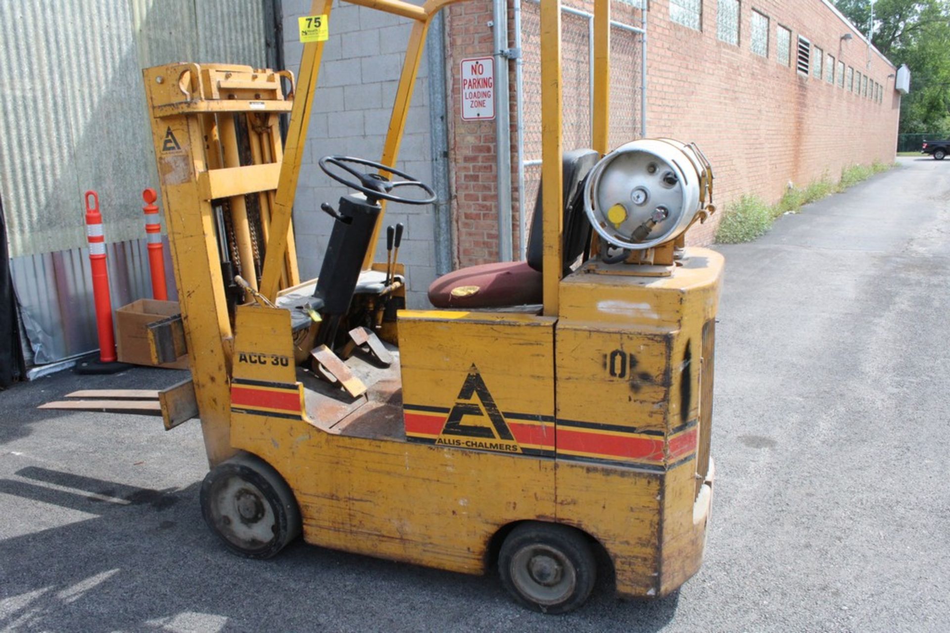 ALLIS-CHALMERS MODEL ACC-30 LP FORKLIFT, 3,000LB. LIFT CAPACITY, 42" FORKS, 150" REACH, 4046 HOURS - Image 9 of 9