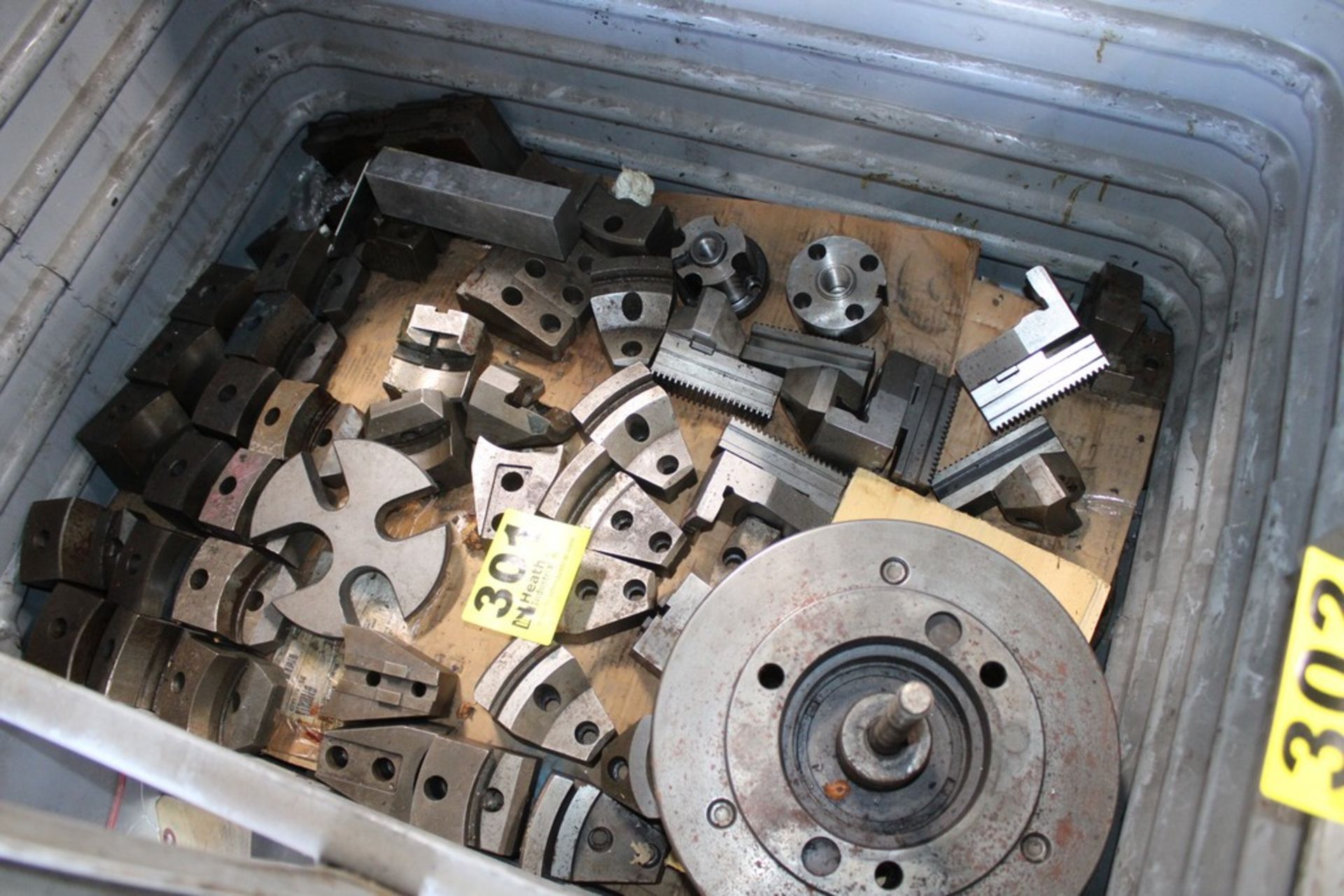 SCHUNK ROTA THW 315-86 12" POWER CHUCK WITH ASSORTED CHUCK JAWS & PARTS IN BIN - Image 4 of 5