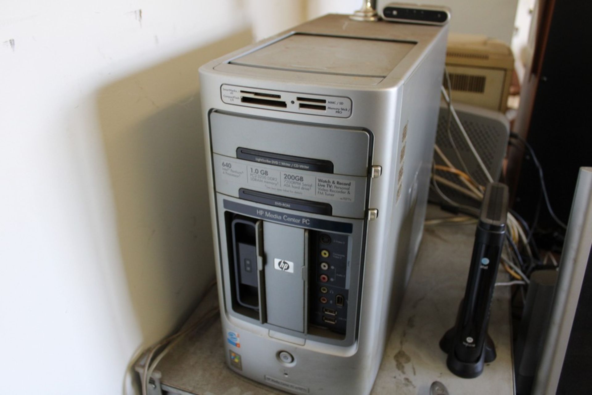HP M7077S MEDIA CENTER PC WITH 19" MONITOR - Image 2 of 3