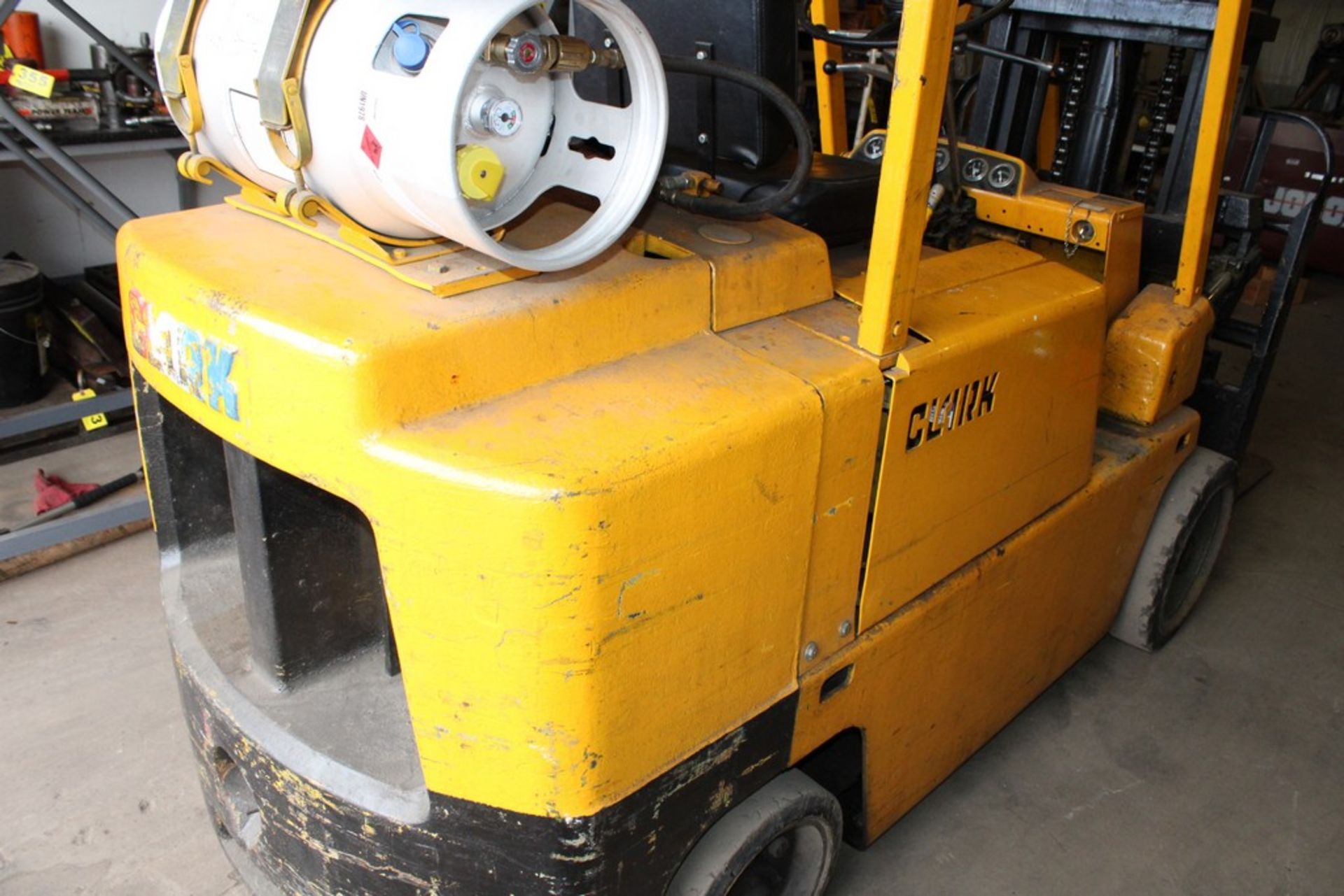 CLARK 8,000 LB. MODEL C500-80 LP GAS FORKLIFT TRUCK, S/N 685-292-2906, 123" MAX. LIFT, 3591 - Image 3 of 8