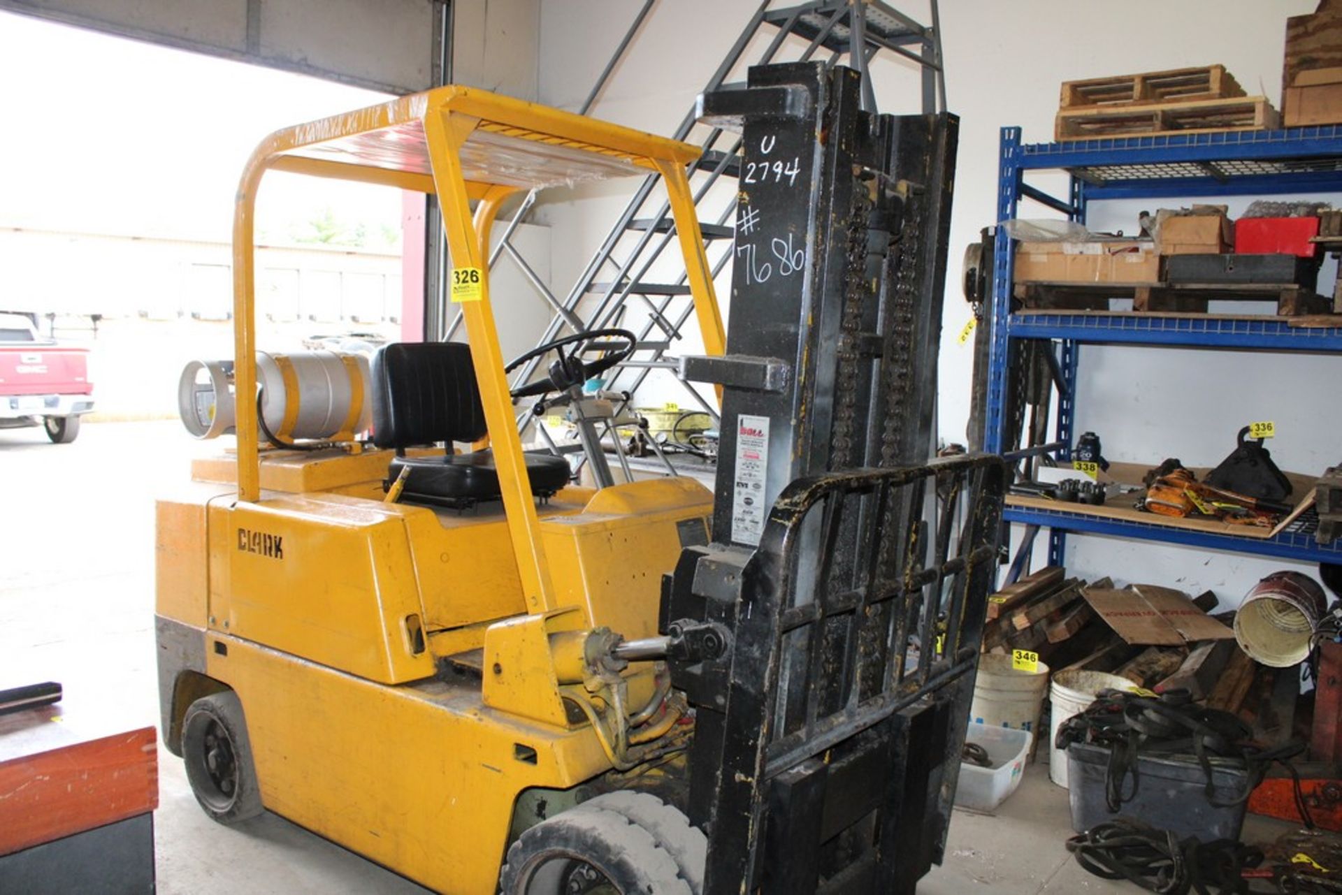 CLARK 8,000 LB. MODEL C500-80 LP GAS FORKLIFT TRUCK, S/N 685-292-2906, 123" MAX. LIFT, 3591