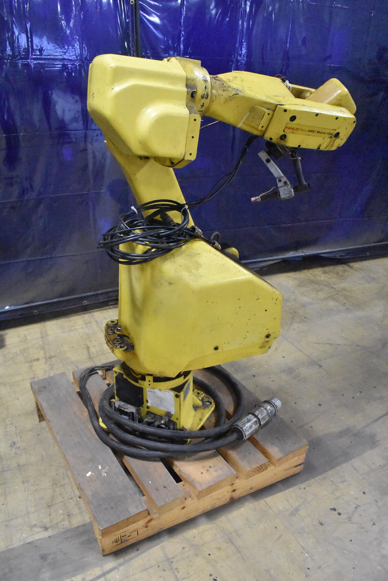 FANUC MODEL ARC MATE 100 , TYPE A05B-1207-B251 S/N R95375882 (1995), WITH FANUC SYSTEM R-J2