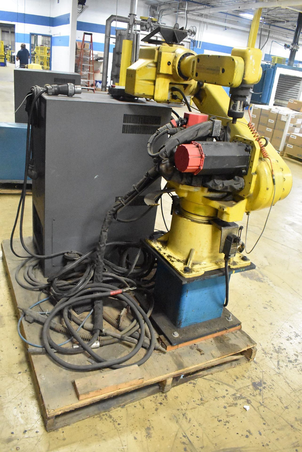FANUC MODEL ARC MATE 120 ROBOT WITH SYSTEM R-J2 CONTROLLER, PENDANT CONTROL - Image 4 of 9