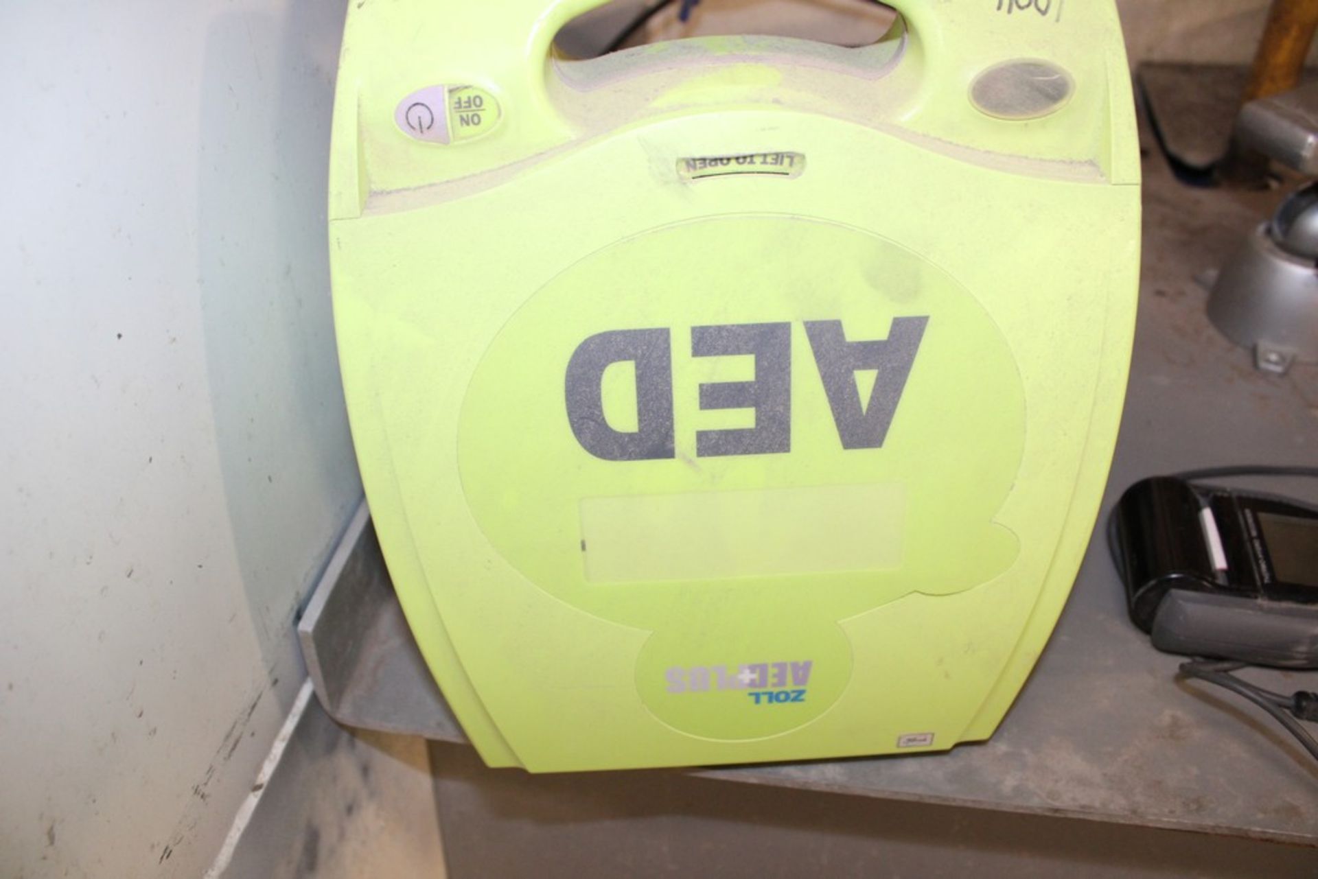 ZOLL AED PLUS DEFIB UNIT - Image 2 of 2