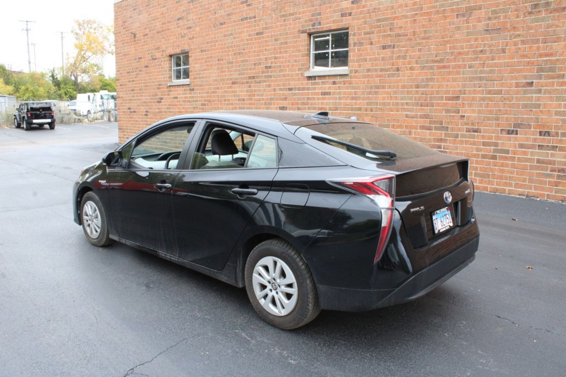 2016 TOYOTA PRIUS 4-DOOR HATCHBACK, 1.8L L4 HYBRID, VIN JTDKBRFU9G3503276, 129,698 MILES SHOWN ON - Image 2 of 10