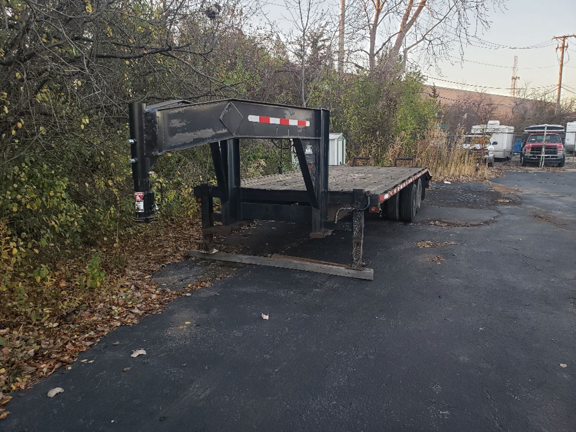 2008 25' B & D GOOSENECK TRAILER, TANDEM AXLE, POP-UP 5' BEAVER TAIL, WITH RAMPS - Image 5 of 14