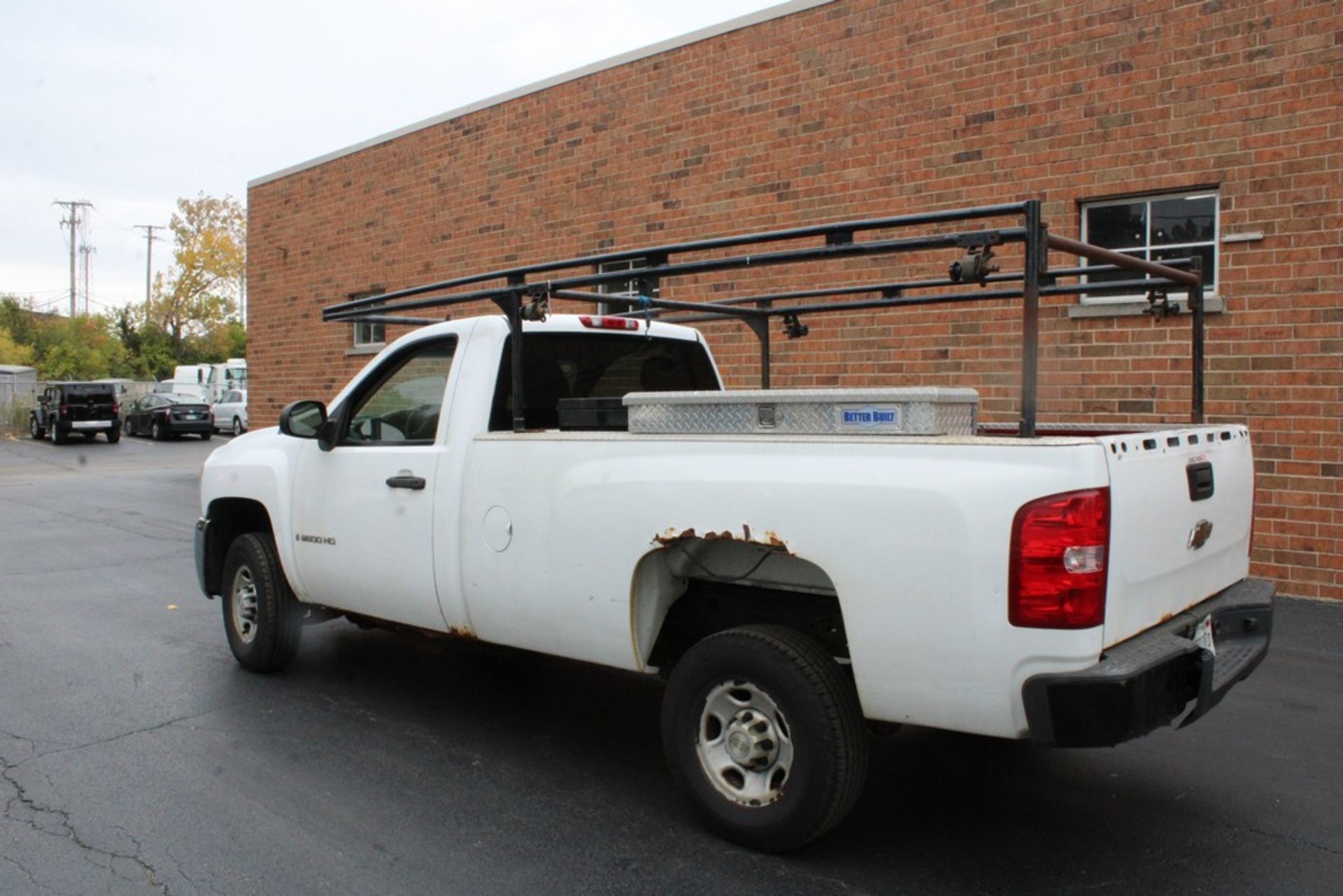 2007 CHEVROLET 2500HD STANDARD CAB PICKUP TRUCK, WITH LADDER RACK, DIAMOND PLATE TOOL BOX AND JOB - Image 3 of 10