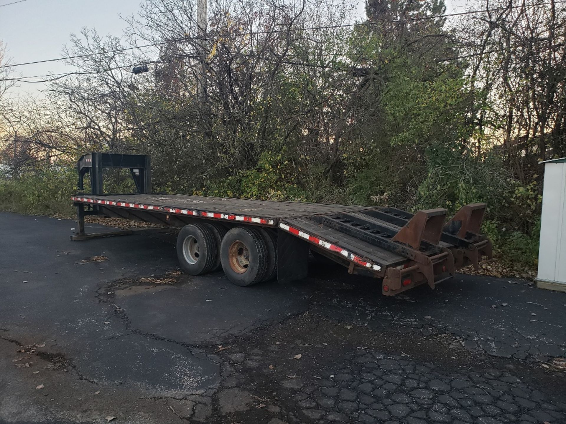 2008 25' B & D GOOSENECK TRAILER, TANDEM AXLE, POP-UP 5' BEAVER TAIL, WITH RAMPS - Image 4 of 14