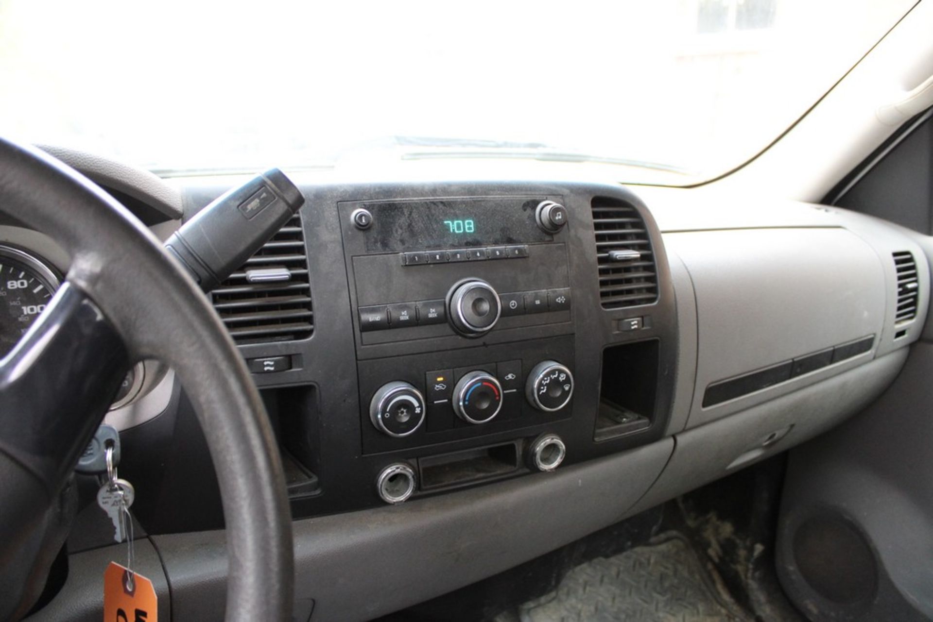 2007 CHEVROLET 2500HD STANDARD CAB PICKUP TRUCK, WITH LADDER RACK, DIAMOND PLATE TOOL BOX AND JOB - Image 8 of 10