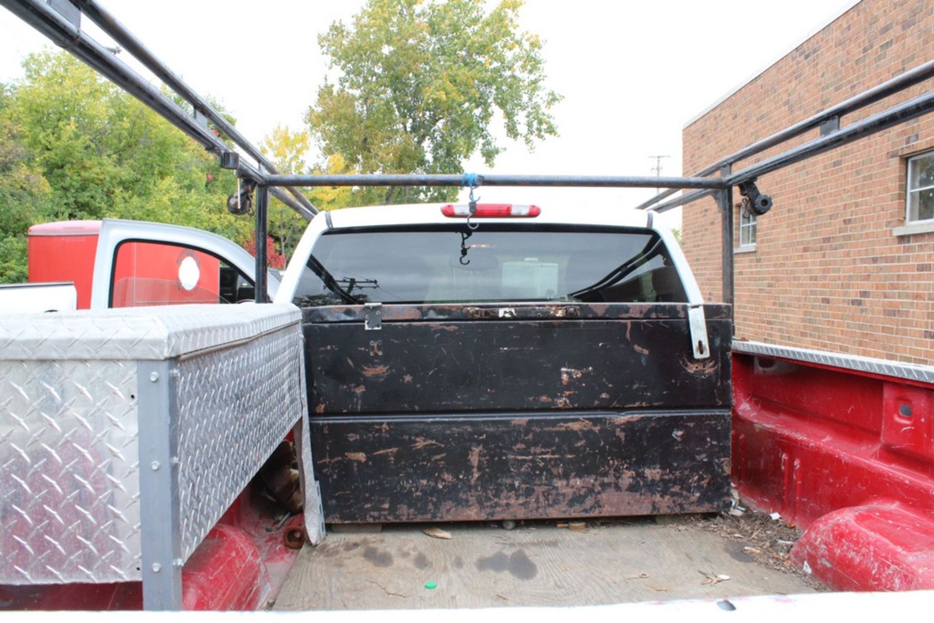 2007 CHEVROLET 2500HD STANDARD CAB PICKUP TRUCK, WITH LADDER RACK, DIAMOND PLATE TOOL BOX AND JOB - Image 9 of 10