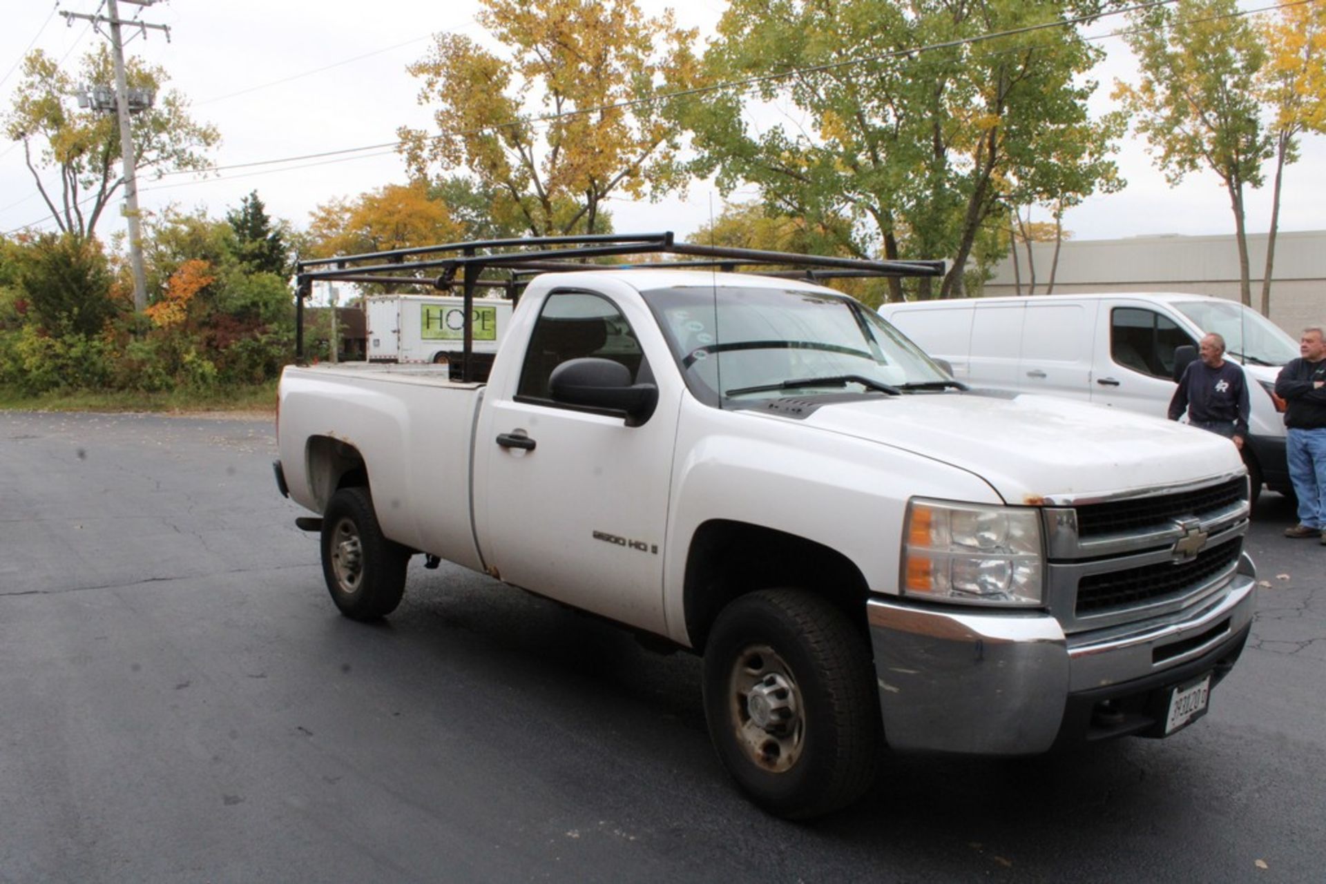 2007 CHEVROLET 2500HD STANDARD CAB PICKUP TRUCK, WITH LADDER RACK, DIAMOND PLATE TOOL BOX AND JOB