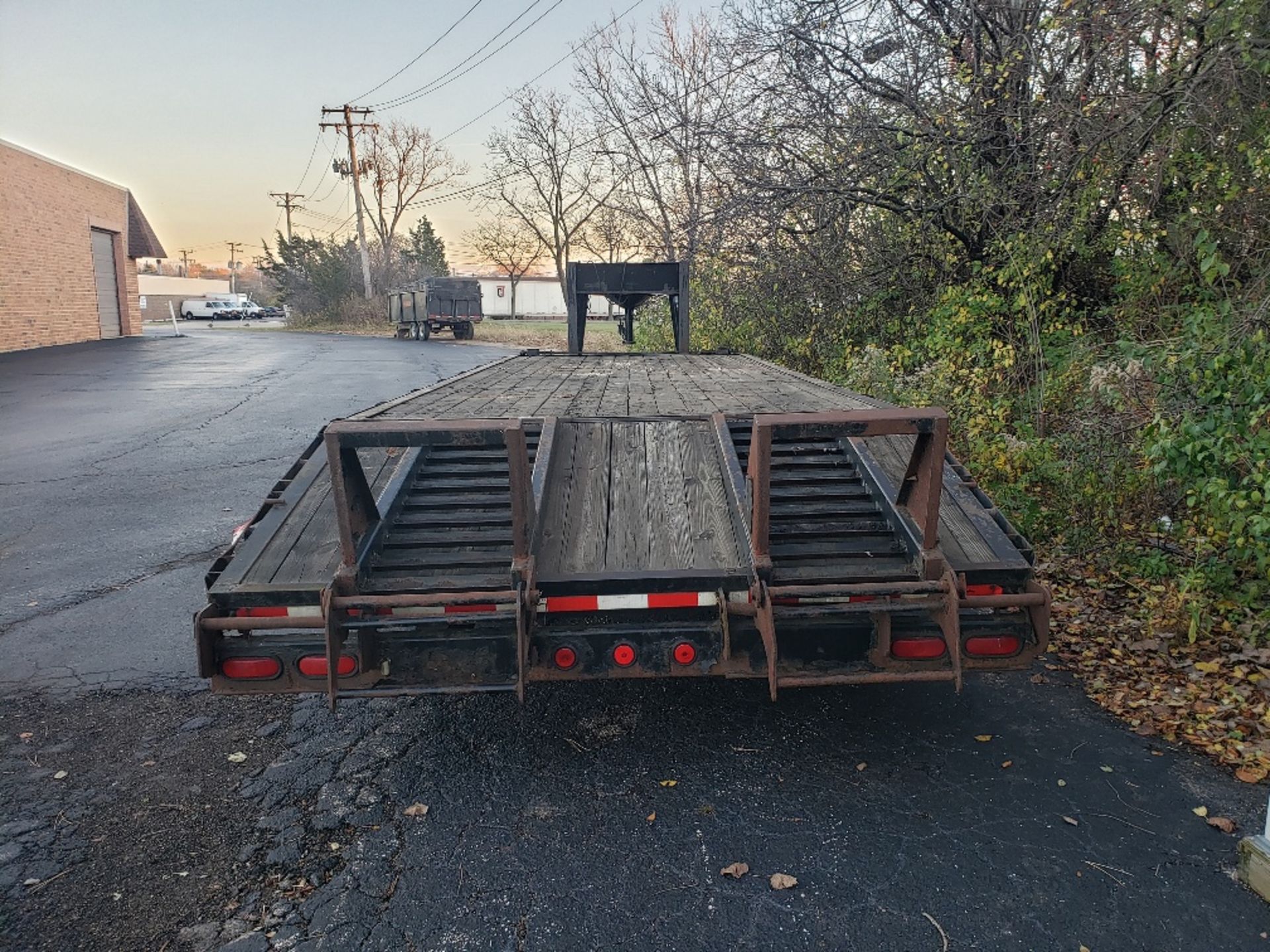 2008 25' B & D GOOSENECK TRAILER, TANDEM AXLE, POP-UP 5' BEAVER TAIL, WITH RAMPS - Image 3 of 14