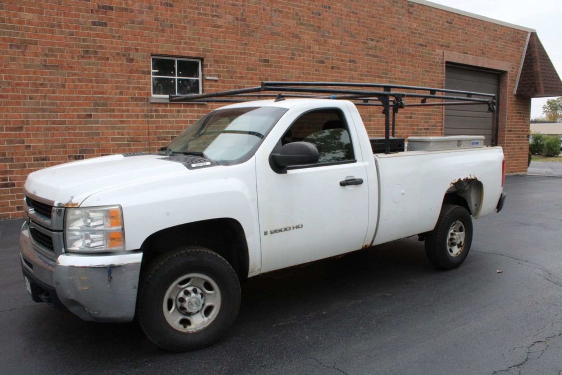 2007 CHEVROLET 2500HD STANDARD CAB PICKUP TRUCK, WITH LADDER RACK, DIAMOND PLATE TOOL BOX AND JOB - Image 2 of 10