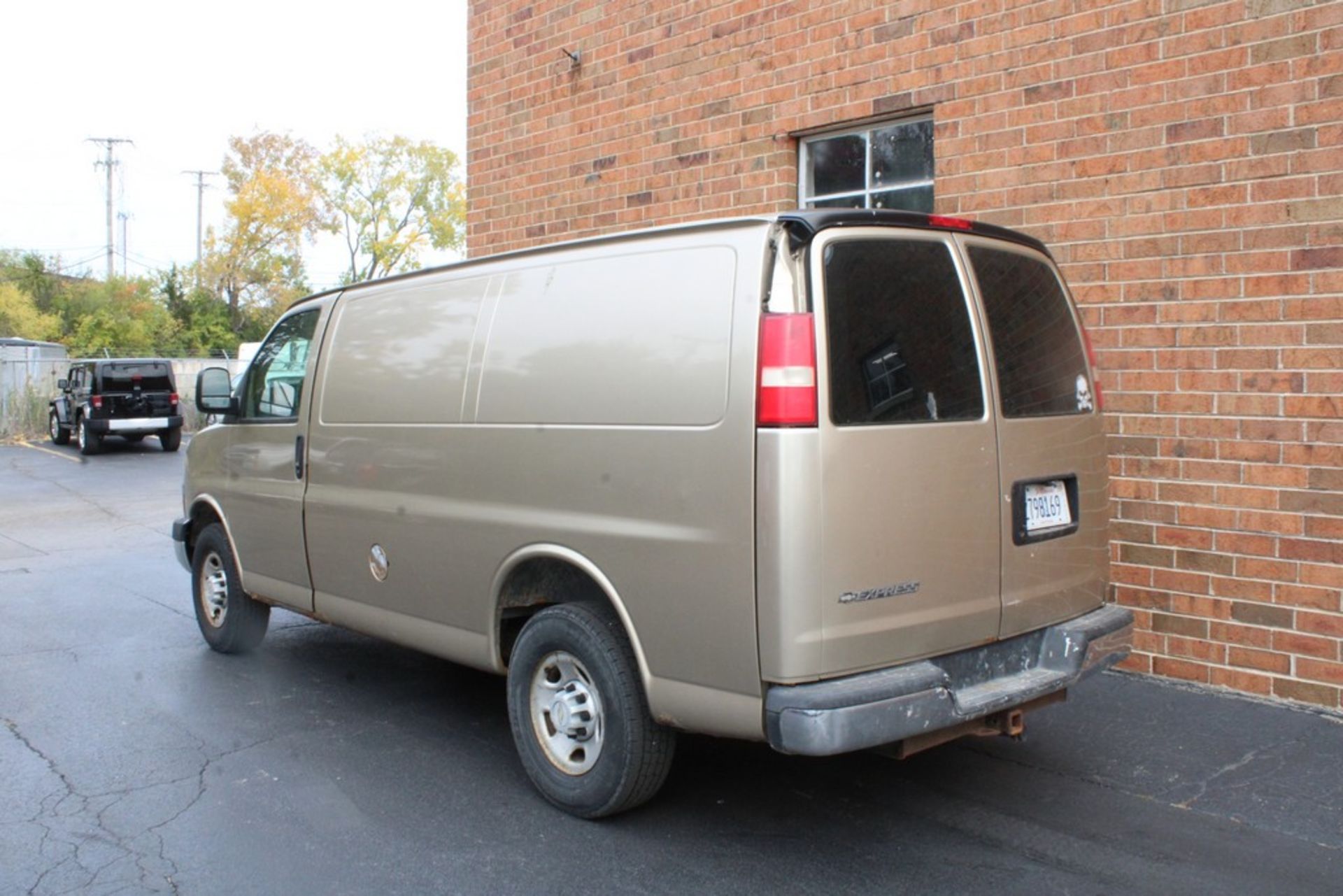 2008 CHEVROLET EXPRESS 2500 CARGO VAN, 6.0L V8, VIN 1GCGG25K481204077, 178,407 MILES SHOWN ON - Image 3 of 10