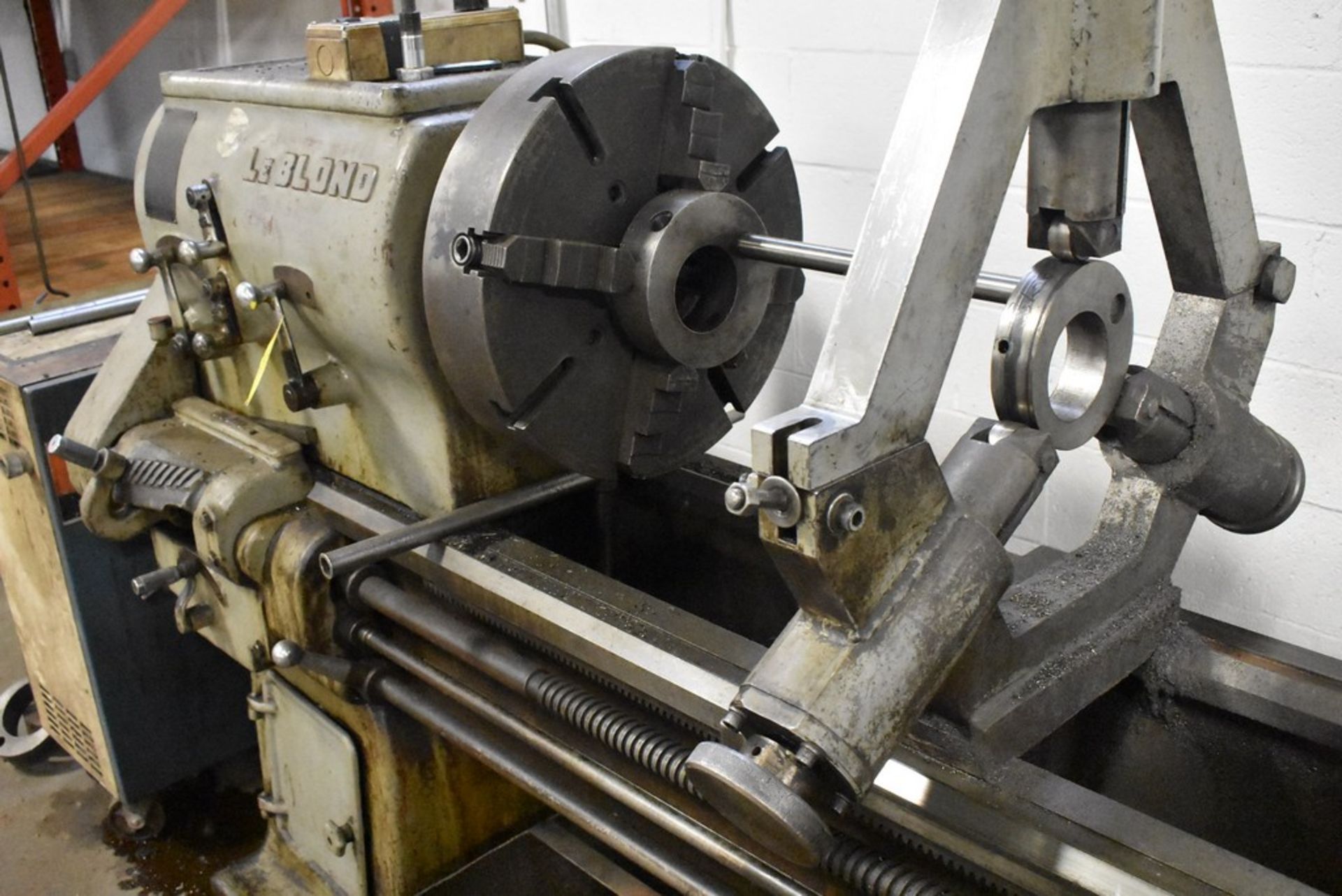 LEBLOND 22"X144" TOOLROOM LATHE, S/N H485, 350 SPINDLE RPM, WITH 18" 3-JAW CHUCK, TAPER - Image 3 of 8