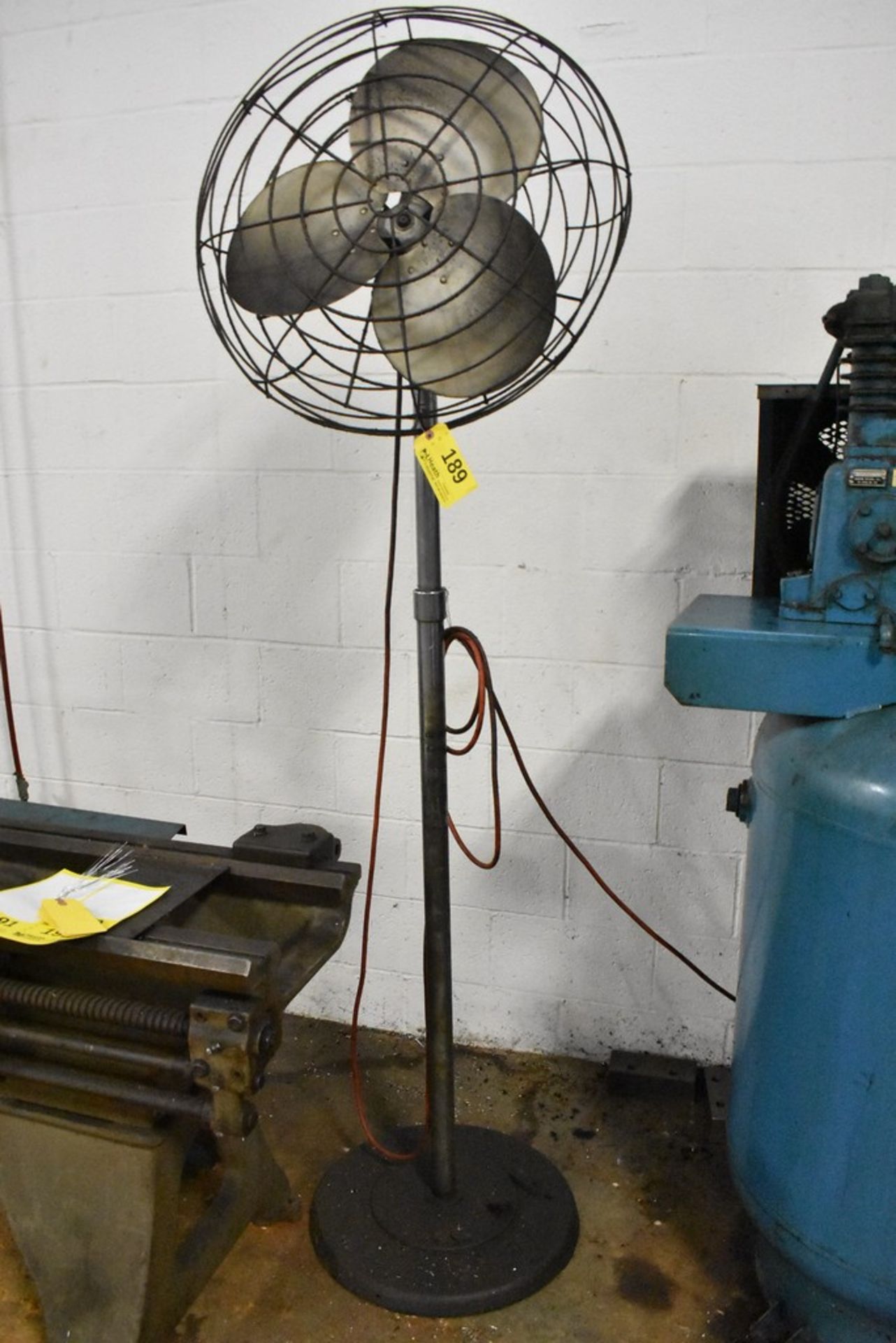 28" PEDISTAL FAN