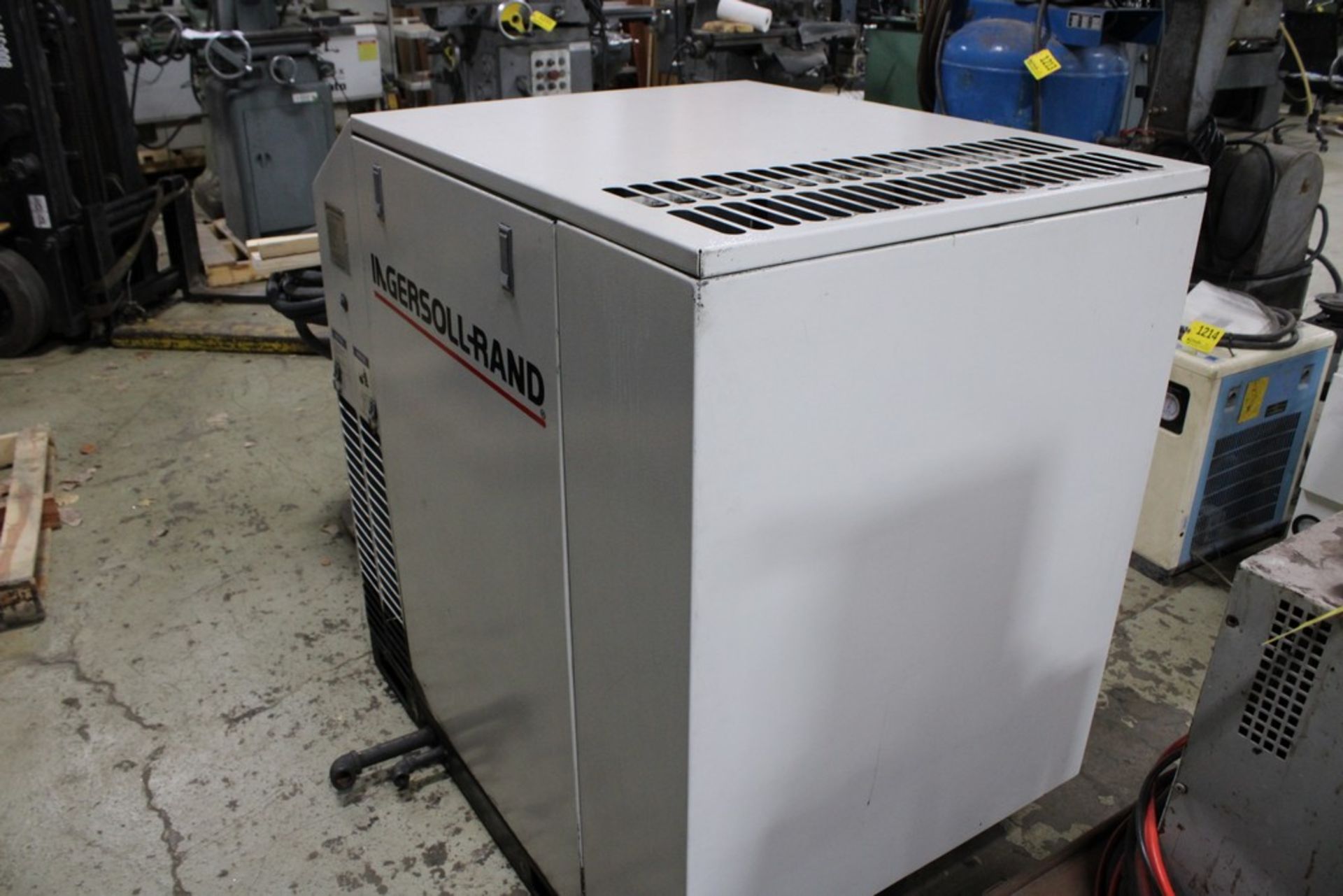 INGERSOLL RAND 25 HP MODEL SSR-EP25SE SCREW TYPE AIR COMPRESSOR, S/N KE6633U99026 - Image 3 of 5