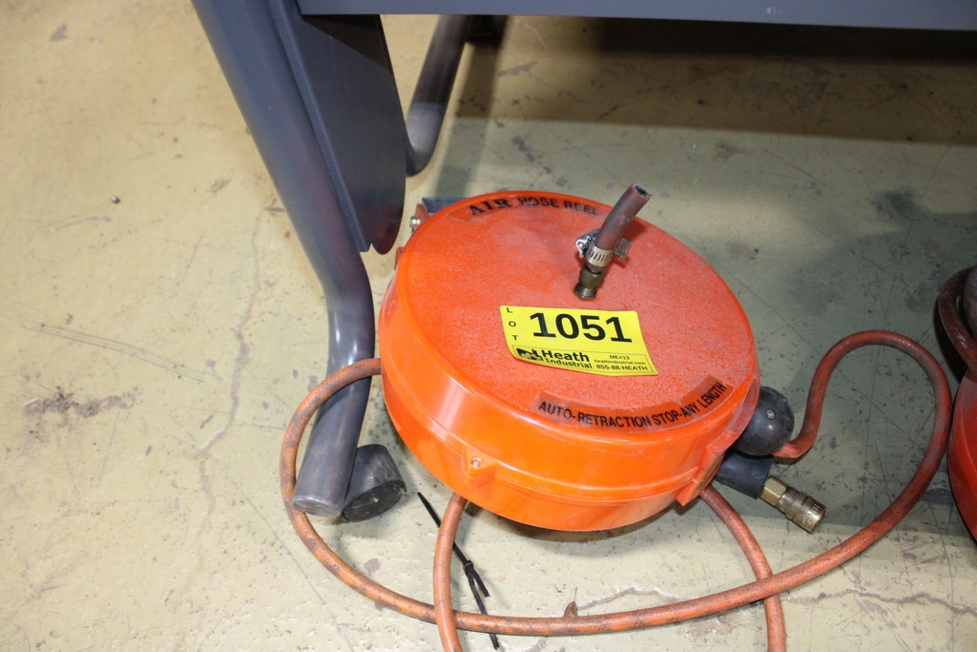 RETREACTABLE PNEUMATIC HOSE REEL