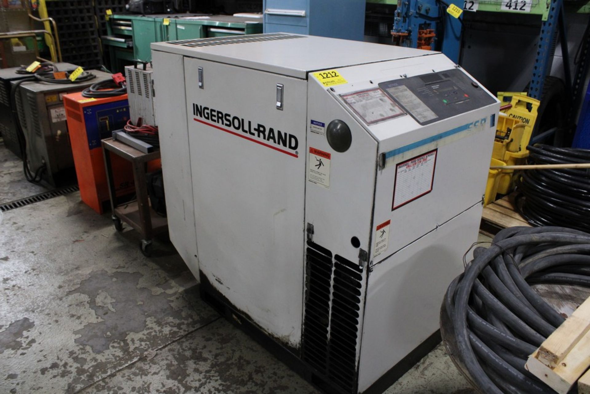 INGERSOLL RAND 25 HP MODEL SSR-EP25SE SCREW TYPE AIR COMPRESSOR, S/N KE6633U99026